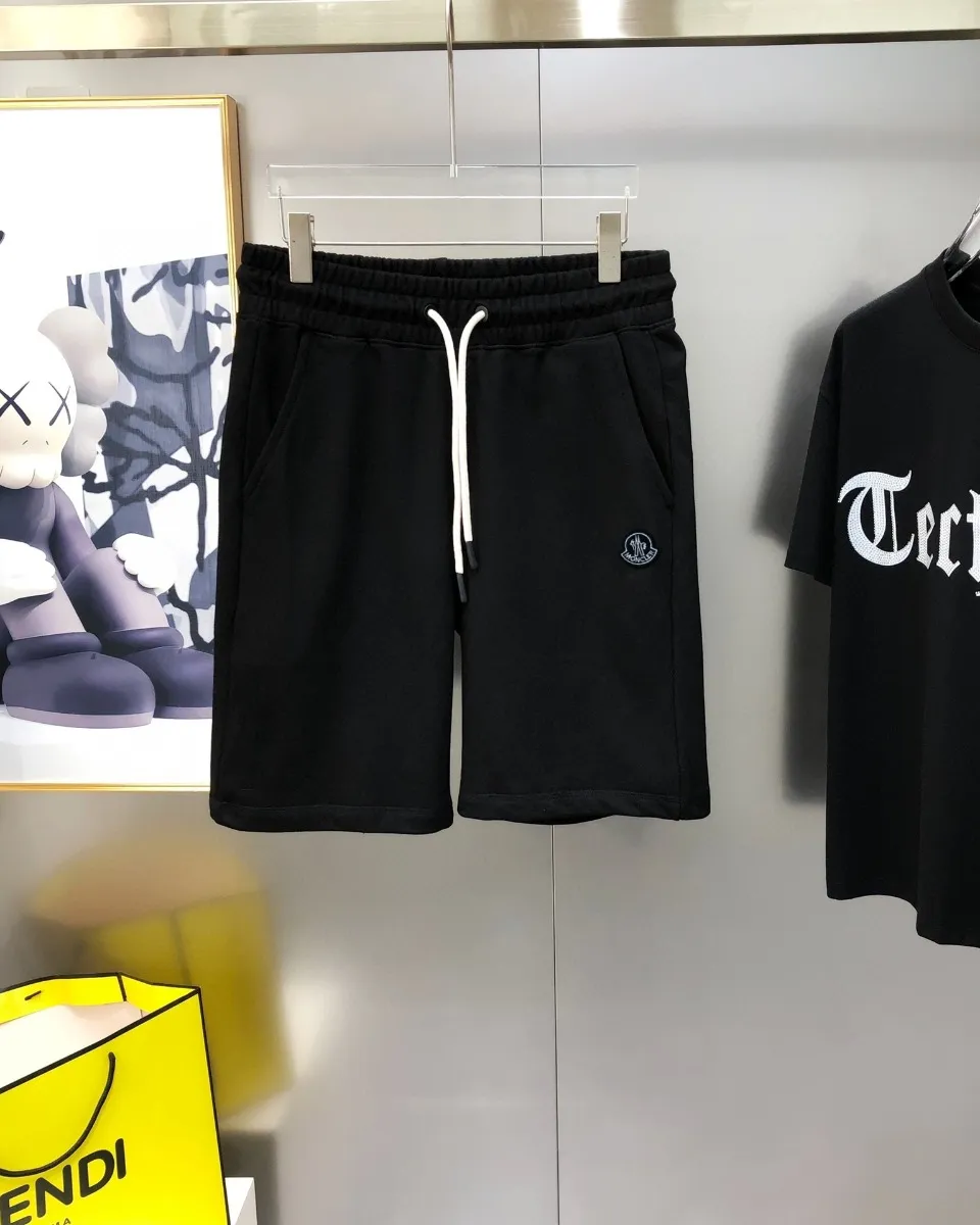 P230 Moncler 2024 new original men's casual shorts, the latest release on the official website of the counter, ✨ High-end quality, simple, fashionable and elegant ✨ Classic logo LOGO design, customized original imported 100% cotton fabric, simple and elegant, versatile style, elegant and handsome upper body, brand new sense of sight! The details are all in place, no one is picky about the upper body, and you must pay for your own money. Size: S-XL (can wear up to 185 pounds, please state your height and weight when placing an order) Black Gray