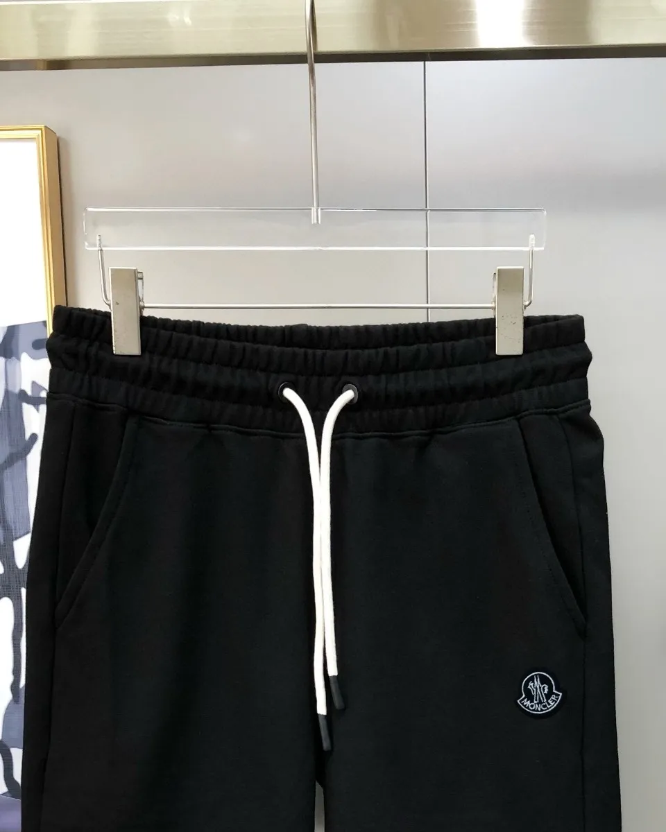 P230 Moncler 2024 new original men's casual shorts, the latest release on the official website of the counter, ✨ High-end quality, simple, fashionable and elegant ✨ Classic logo LOGO design, customized original imported 100% cotton fabric, simple and elegant, versatile style, elegant and handsome upper body, brand new sense of sight! The details are all in place, no one is picky about the upper body, and you must pay for your own money. Size: S-XL (can wear up to 185 pounds, please state your height and weight when placing an order) Black Gray