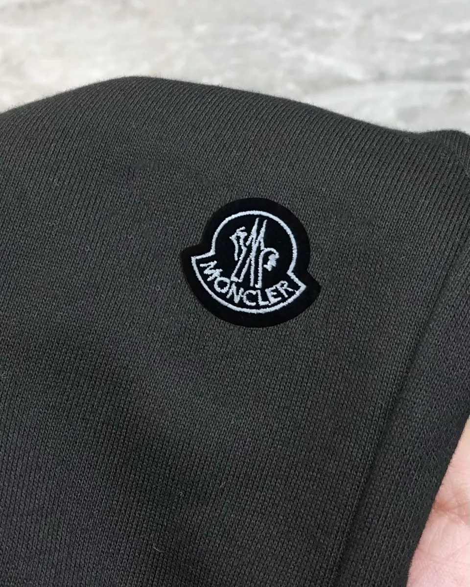 P230 Moncler 2024 new original men's casual shorts, the latest release on the official website of the counter, ✨ High-end quality, simple, fashionable and elegant ✨ Classic logo LOGO design, customized original imported 100% cotton fabric, simple and elegant, versatile style, elegant and handsome upper body, brand new sense of sight! The details are all in place, no one is picky about the upper body, and you must pay for your own money. Size: S-XL (can wear up to 185 pounds, please state your height and weight when placing an order) Black Gray