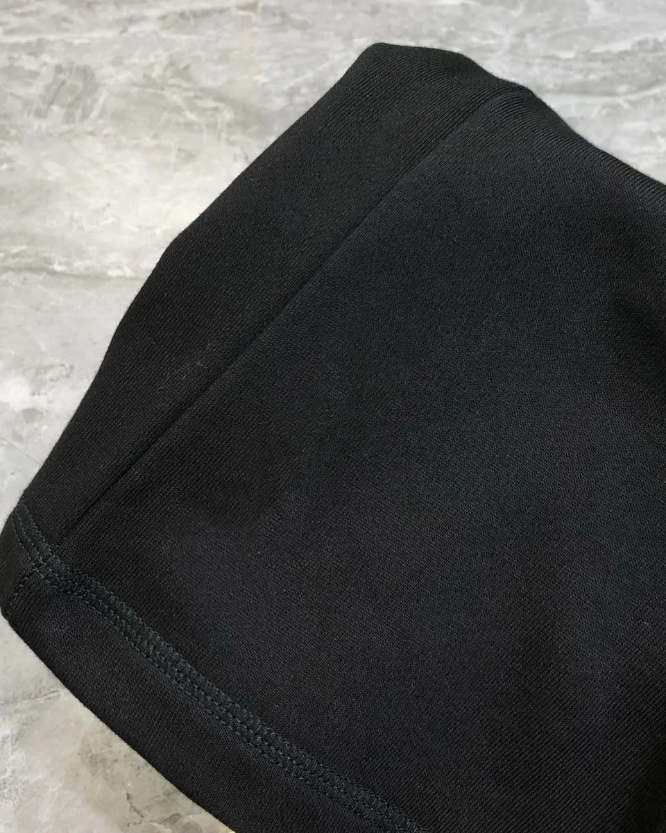 P230 Moncler 2024 new original men's casual shorts, the latest release on the official website of the counter, ✨ High-end quality, simple, fashionable and elegant ✨ Classic logo LOGO design, customized original imported 100% cotton fabric, simple and elegant, versatile style, elegant and handsome upper body, brand new sense of sight! The details are all in place, no one is picky about the upper body, and you must pay for your own money. Size: S-XL (can wear up to 185 pounds, please state your height and weight when placing an order) Black Gray