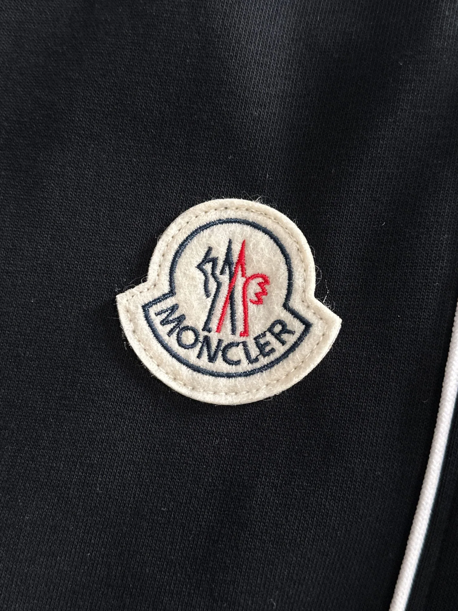 P310 MONCLER* (exclusive quality in the market) hot style 2꯭0꯭2꯭5 new autumn pants, original ⌚️ high version, masked. The fabric is made of 380g high-density double-sided Chinese custom fabric. It does not deform or shrink. The three-dimensional drape is amazing. Process introduction: The front and back panels are made of Behringer stacked show thousands of needle embroidery, chicken edges + wool labels, customized hardware accessories. Color: black SIZE：M-XXXL