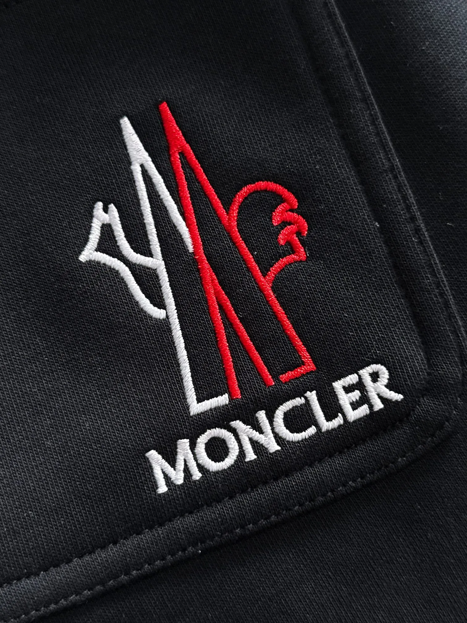 P310 MONCLER* (exclusive quality in the market) hot style 2꯭0꯭2꯭5 new autumn pants, original ⌚️ high version, masked. The fabric is made of 380g high-density double-sided Chinese custom fabric. It does not deform or shrink. The three-dimensional drape is amazing. Process introduction: The front and back panels are made of Behringer stacked show thousands of needle embroidery, chicken edges + wool labels, customized hardware accessories. Color: black SIZE：M-XXXL