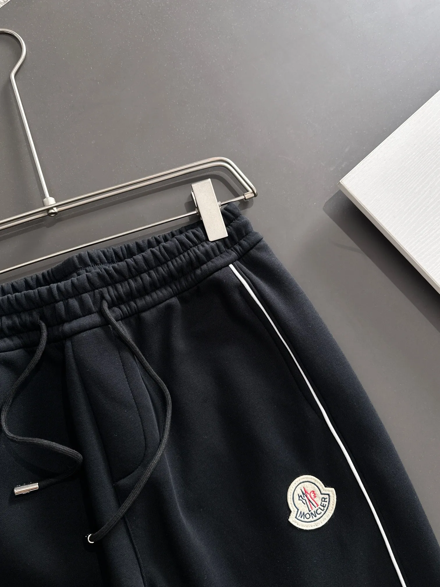 P310 MONCLER* (exclusive quality in the market) hot style 2꯭0꯭2꯭5 new autumn pants, original ⌚️ high version, masked. The fabric is made of 380g high-density double-sided Chinese custom fabric. It does not deform or shrink. The three-dimensional drape is amazing. Process introduction: The front and back panels are made of Behringer stacked show thousands of needle embroidery, chicken edges + wool labels, customized hardware accessories. Color: black SIZE：M-XXXL