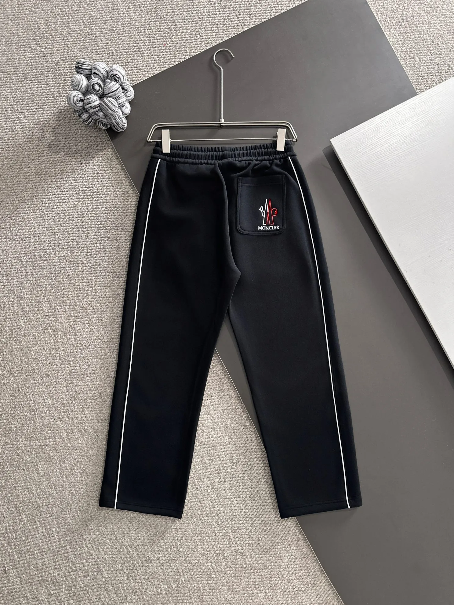 P310 MONCLER* (exclusive quality in the market) hot style 2꯭0꯭2꯭5 new autumn pants, original ⌚️ high version, masked. The fabric is made of 380g high-density double-sided Chinese custom fabric. It does not deform or shrink. The three-dimensional drape is amazing. Process introduction: The front and back panels are made of Behringer stacked show thousands of needle embroidery, chicken edges + wool labels, customized hardware accessories. Color: black SIZE：M-XXXL