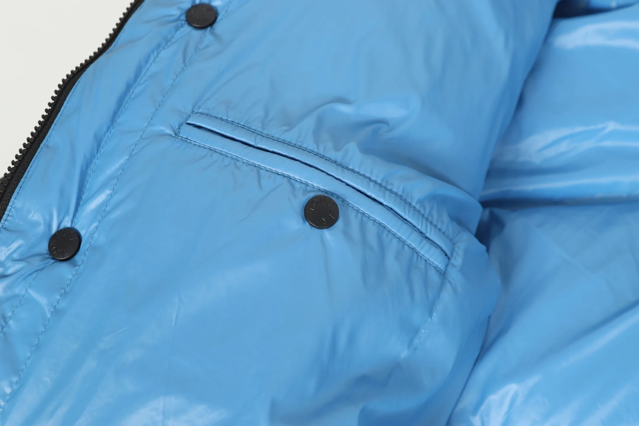 P860 MONCLER/Mask 1952 Green Fat Man Long-sleeved Down Jacket Muzzled DERVOX limited color matching 1952 co-branded men's goose down stand-up collar thickened buns can be made into couple models 95% European standard gooseneck down filling. Extremely full filling. 700+ fill power. The tag barcode model number corresponds to the official website. The tag has built-in NFC electronic induction anti-counterfeiting) Dervox down is made of lightweight nylon Made of laqué fabric, it's comfortable and warm without being bulky. This short style features an internal shoulder strap that can be carried as a carry when the weather heats up, making it ideal for urban or alpine wear. Made in pop tones, it's finished with a bold logo patch. Details Made of lightweight nvlon laqué fabric Color: Black Blue/Black Green/Coffee Blue Size: 1/2/3/4/5