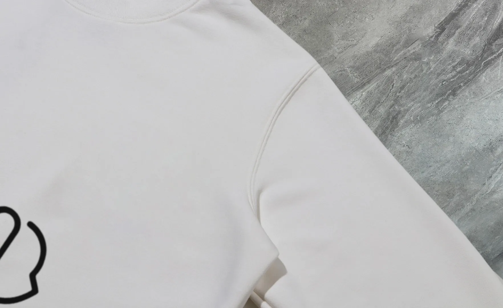P210 High-version sweatshirt) [Long-term stock] 〖𝐌𝐎𝐍𝐂𝐋𝐄𝐑~Mask〗 Made of 440g heavy-weight fabric. It is different from the market currency. It can be matched with any variety and is properly handsome. 😎The whole dress is made of double waistcoats. The double waistcoats make the whole dress more three-dimensional. Not ordinary factories can do such fine work. 2025 Spring runway version of the T stage, on sale at the counter, round neck terry sweatshirt, high-end double-strand pure cotton, custom-made stretch ribs, dyed in the same vat, complete with three standards, matched with exquisite embroidered LOGO on the chest, simple and advanced, same style for men and women. Color: black, apricot, white, size: S M L XL 2XL