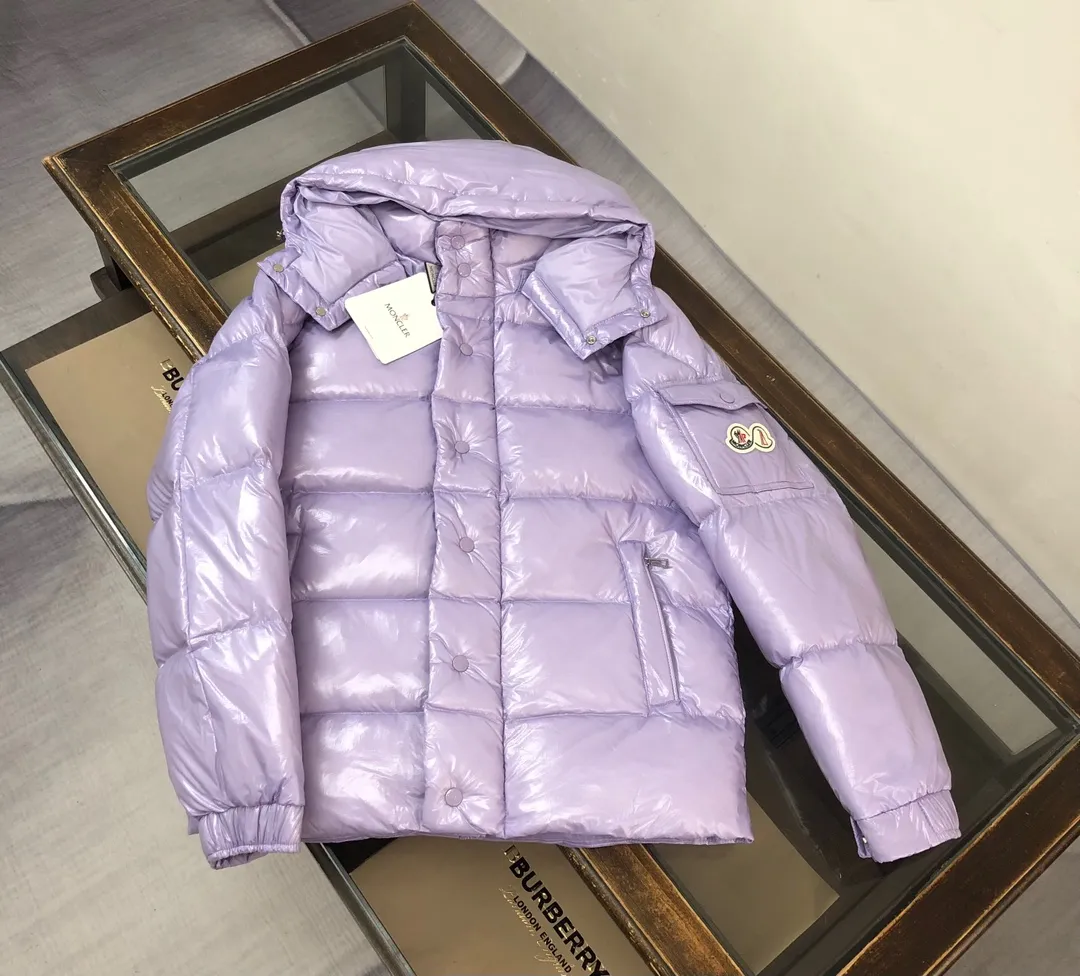 P800 Moncler Maya 70 short down jacket, lavender. The iconic men's Moncler Maya 70 down jacket is highly recognizable and specially designed to celebrate the brand's 70th anniversary. The Moncler Maya down jacket has been reinterpreted specifically to celebrate Moncler's 70th anniversary, and the iconic silhouette has been refreshed in new colors. A classic example of the brand's DNA, it's made from shiny lacquered nylon and embellished with signature rectangular quilting. A classic, cropped design that spans seasons and fashions, the removable hood features a statement silhouette, removable hood and adjustable hem. The sleeves are decorated with the brand's signature classic patch pockets and a patchwork logo designed to celebrate the 70th anniversary. Color: black, ivory white, basalt gray, purple, cabin brown, forest green, code number: 1-2-3-4-5 (M～3xl)