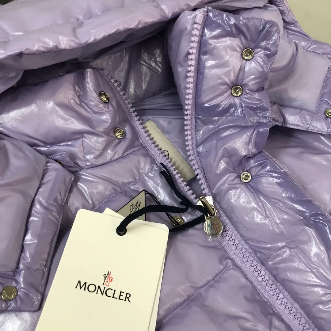 P800 Moncler Maya 70 short down jacket, lavender. The iconic men's Moncler Maya 70 down jacket is highly recognizable and specially designed to celebrate the brand's 70th anniversary. The Moncler Maya down jacket has been reinterpreted specifically to celebrate Moncler's 70th anniversary, and the iconic silhouette has been refreshed in new colors. A classic example of the brand's DNA, it's made from shiny lacquered nylon and embellished with signature rectangular quilting. A classic, cropped design that spans seasons and fashions, the removable hood features a statement silhouette, removable hood and adjustable hem. The sleeves are decorated with the brand's signature classic patch pockets and a patchwork logo designed to celebrate the 70th anniversary. Color: black, ivory white, basalt gray, purple, cabin brown, forest green, code number: 1-2-3-4-5 (M～3xl)