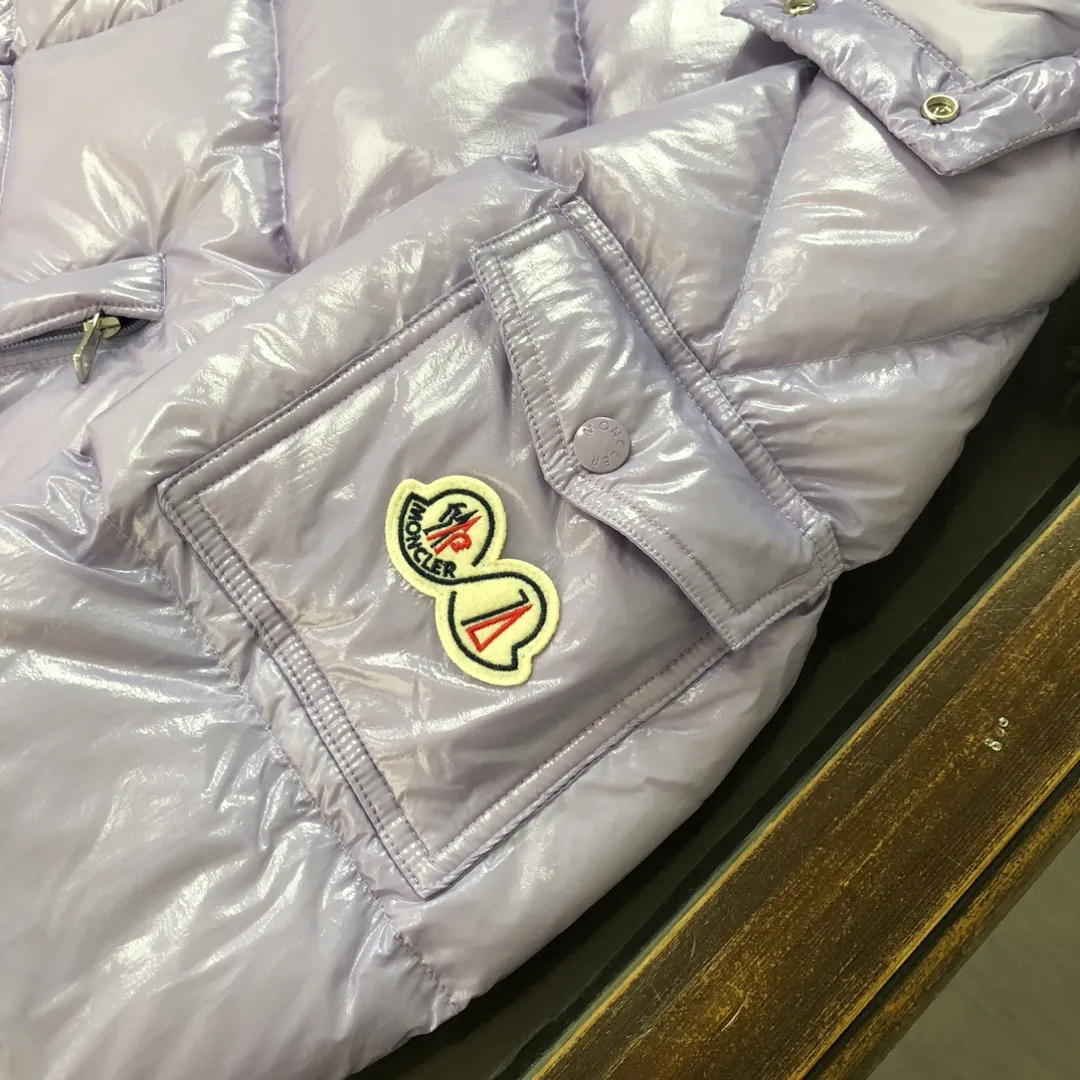P800 Moncler Maya 70 short down jacket, lavender. The iconic men's Moncler Maya 70 down jacket is highly recognizable and specially designed to celebrate the brand's 70th anniversary. The Moncler Maya down jacket has been reinterpreted specifically to celebrate Moncler's 70th anniversary, and the iconic silhouette has been refreshed in new colors. A classic example of the brand's DNA, it's made from shiny lacquered nylon and embellished with signature rectangular quilting. A classic, cropped design that spans seasons and fashions, the removable hood features a statement silhouette, removable hood and adjustable hem. The sleeves are decorated with the brand's signature classic patch pockets and a patchwork logo designed to celebrate the 70th anniversary. Color: black, ivory white, basalt gray, purple, cabin brown, forest green, code number: 1-2-3-4-5 (M～3xl)