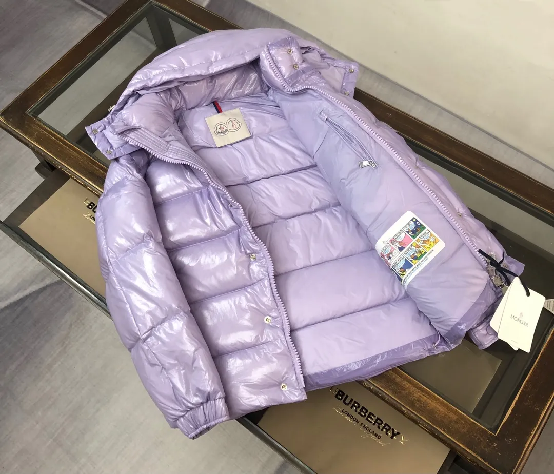 P800 Moncler Maya 70 short down jacket, lavender. The iconic men's Moncler Maya 70 down jacket is highly recognizable and specially designed to celebrate the brand's 70th anniversary. The Moncler Maya down jacket has been reinterpreted specifically to celebrate Moncler's 70th anniversary, and the iconic silhouette has been refreshed in new colors. A classic example of the brand's DNA, it's made from shiny lacquered nylon and embellished with signature rectangular quilting. A classic, cropped design that spans seasons and fashions, the removable hood features a statement silhouette, removable hood and adjustable hem. The sleeves are decorated with the brand's signature classic patch pockets and a patchwork logo designed to celebrate the 70th anniversary. Color: black, ivory white, basalt gray, purple, cabin brown, forest green, code number: 1-2-3-4-5 (M～3xl)