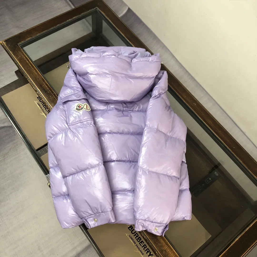 P800 Moncler Maya 70 short down jacket, lavender. The iconic men's Moncler Maya 70 down jacket is highly recognizable and specially designed to celebrate the brand's 70th anniversary. The Moncler Maya down jacket has been reinterpreted specifically to celebrate Moncler's 70th anniversary, and the iconic silhouette has been refreshed in new colors. A classic example of the brand's DNA, it's made from shiny lacquered nylon and embellished with signature rectangular quilting. A classic, cropped design that spans seasons and fashions, the removable hood features a statement silhouette, removable hood and adjustable hem. The sleeves are decorated with the brand's signature classic patch pockets and a patchwork logo designed to celebrate the 70th anniversary. Color: black, ivory white, basalt gray, purple, cabin brown, forest green, code number: 1-2-3-4-5 (M～3xl)