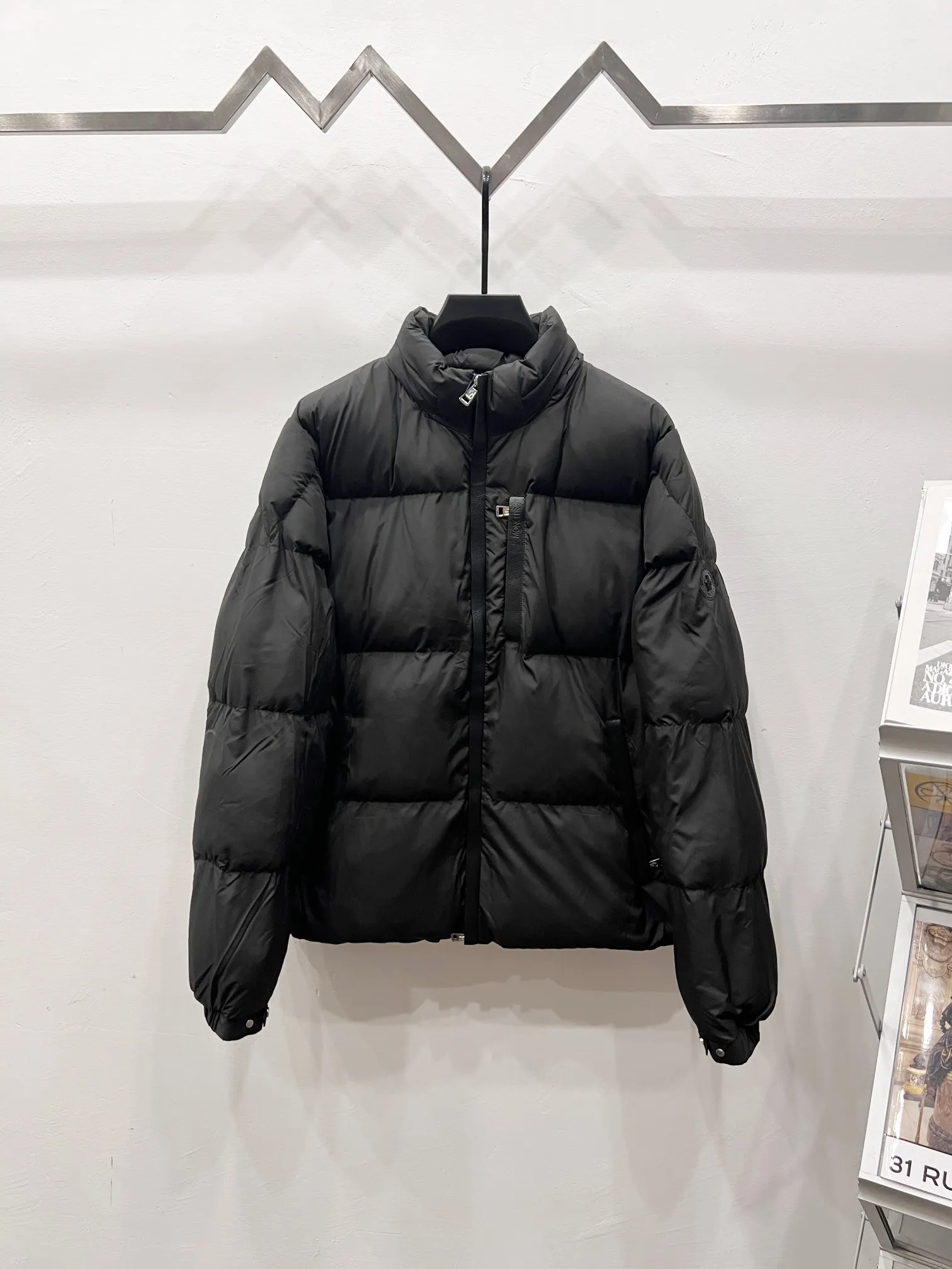 P490 Style No.: (B019) Moncler & Mongolian original 1:1 customized hardware accessories are all imported and original customized. Welcome to compare at the counter. Absolutely high quality. Use top 90 white duck down. Super soft and fluffy. Super heavy workmanship. The fabric is exquisite in workmanship and the pattern is perfect. Note⚠The fabric is super comfortable for both men and women (the first time I make a down jacket this year. The running price is very cost-effective and breaks the ceiling) [Top fabric + features: ✅The down content is 95 down, and the gram weight is about 320g. ✅The whole body is fully printed with LOGO. ✅Introducing a sense of fashion and luxury to achieve double standards of warmth and style. ✅It needs to be customized separately. It is very thick and has a three-dimensional and full feeling from 360 degrees! ✅The down jacket uses a double-layer anti-down liner design! Super windproof performance ✅Hardware 1:1 fully customized ZP craftsmanship: spot heavy goods! The highest version is produced by the same celebrity couple and must be good. This down jacket uses a double-layer anti-velvet liner design! It has super windproof performance and will be very warm when worn in winter! Filled with white duck down, the fluffiness is high, and it can be worn at minus ten degrees Celsius❗ Color: black Size: M-L-XL-XXL
