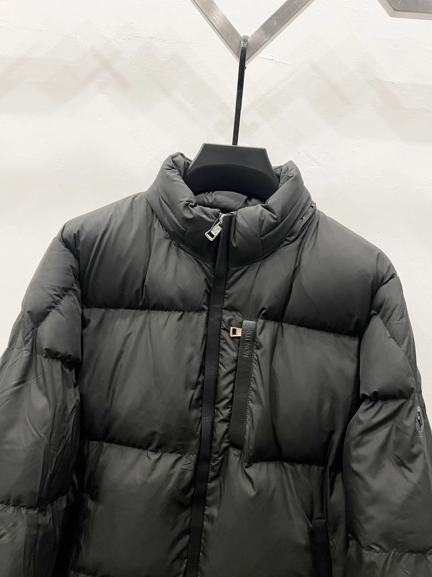 P490 Style No.: (B019) Moncler & Mongolian original 1:1 customized hardware accessories are all imported and original customized. Welcome to compare at the counter. Absolutely high quality. Use top 90 white duck down. Super soft and fluffy. Super heavy workmanship. The fabric is exquisite in workmanship and the pattern is perfect. Note⚠The fabric is super comfortable for both men and women (the first time I make a down jacket this year. The running price is very cost-effective and breaks the ceiling) [Top fabric + features: ✅The down content is 95 down, and the gram weight is about 320g. ✅The whole body is fully printed with LOGO. ✅Introducing a sense of fashion and luxury to achieve double standards of warmth and style. ✅It needs to be customized separately. It is very thick and has a three-dimensional and full feeling from 360 degrees! ✅The down jacket uses a double-layer anti-down liner design! Super windproof performance ✅Hardware 1:1 fully customized ZP craftsmanship: spot heavy goods! The highest version is produced by the same celebrity couple and must be good. This down jacket uses a double-layer anti-velvet liner design! It has super windproof performance and will be very warm when worn in winter! Filled with white duck down, the fluffiness is high, and it can be worn at minus ten degrees Celsius❗ Color: black Size: M-L-XL-XXL