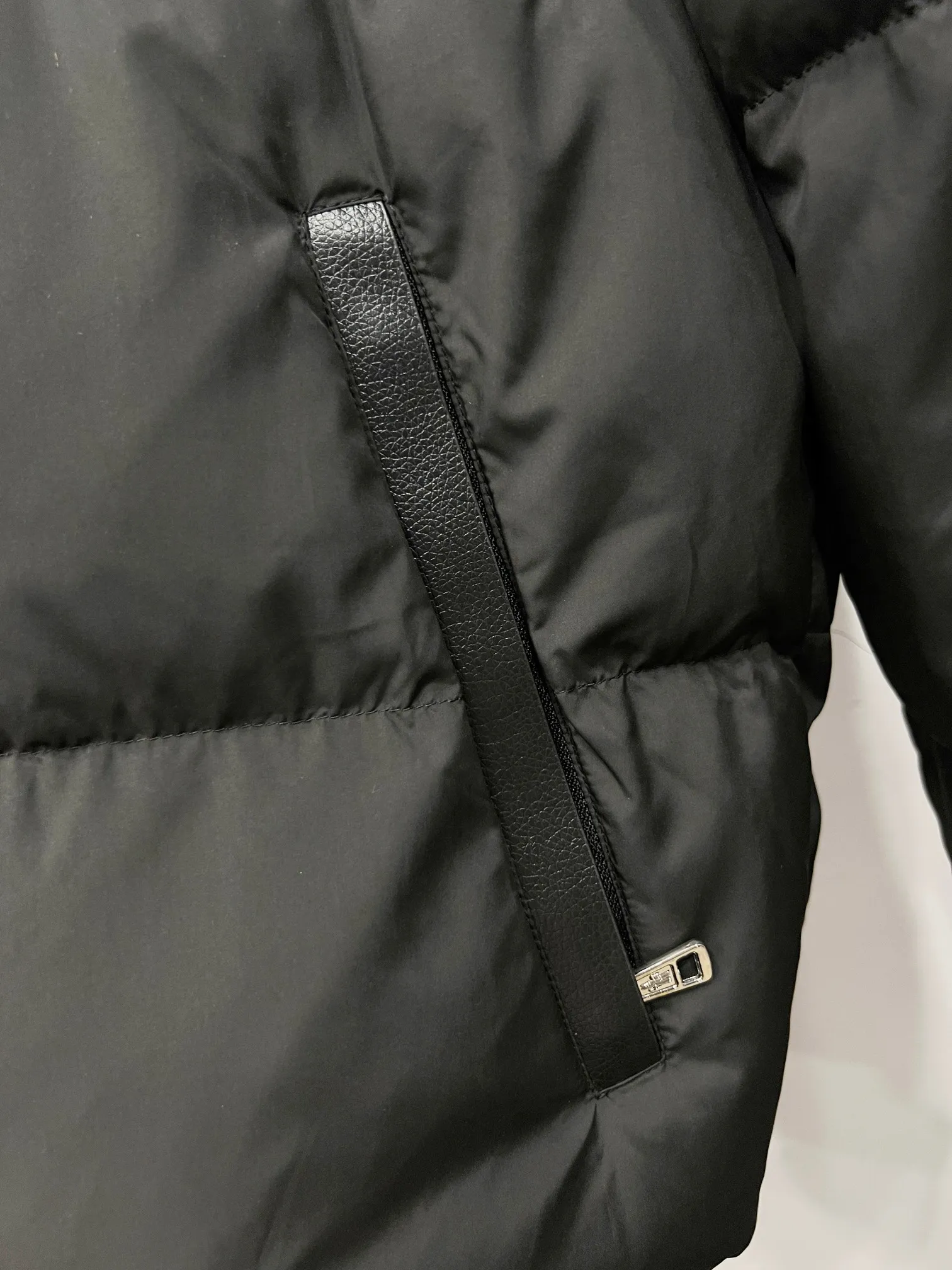 P490 Style No.: (B019) Moncler & Mongolian original 1:1 customized hardware accessories are all imported and original customized. Welcome to compare at the counter. Absolutely high quality. Use top 90 white duck down. Super soft and fluffy. Super heavy workmanship. The fabric is exquisite in workmanship and the pattern is perfect. Note⚠The fabric is super comfortable for both men and women (the first time I make a down jacket this year. The running price is very cost-effective and breaks the ceiling) [Top fabric + features: ✅The down content is 95 down, and the gram weight is about 320g. ✅The whole body is fully printed with LOGO. ✅Introducing a sense of fashion and luxury to achieve double standards of warmth and style. ✅It needs to be customized separately. It is very thick and has a three-dimensional and full feeling from 360 degrees! ✅The down jacket uses a double-layer anti-down liner design! Super windproof performance ✅Hardware 1:1 fully customized ZP craftsmanship: spot heavy goods! The highest version is produced by the same celebrity couple and must be good. This down jacket uses a double-layer anti-velvet liner design! It has super windproof performance and will be very warm when worn in winter! Filled with white duck down, the fluffiness is high, and it can be worn at minus ten degrees Celsius❗ Color: black Size: M-L-XL-XXL
