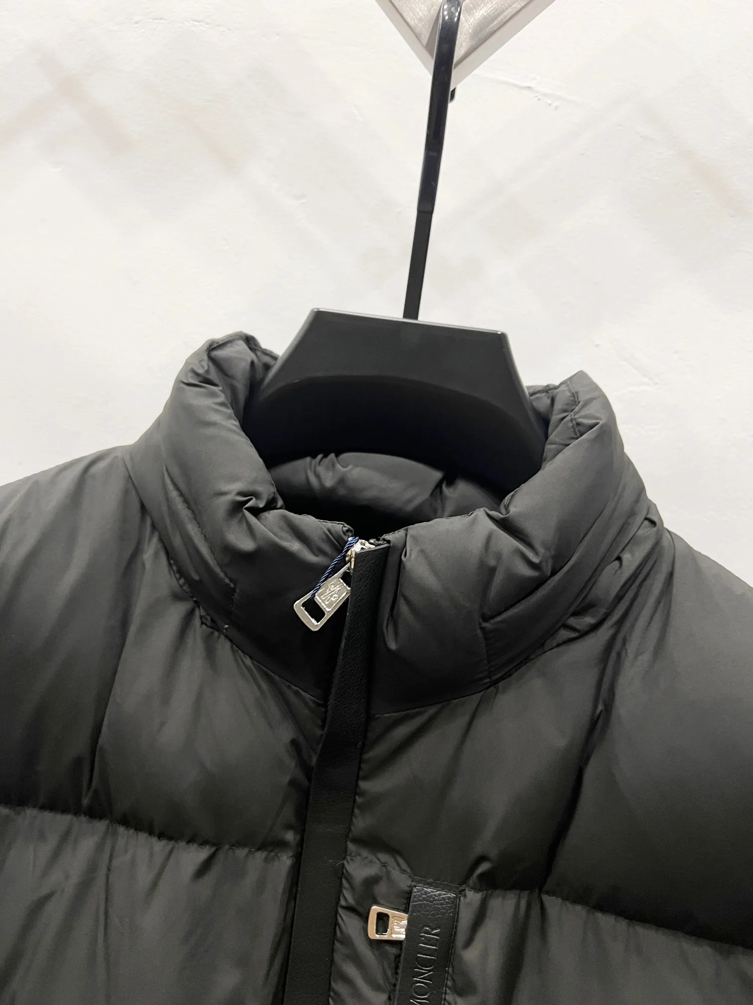 P490 Style No.: (B019) Moncler & Mongolian original 1:1 customized hardware accessories are all imported and original customized. Welcome to compare at the counter. Absolutely high quality. Use top 90 white duck down. Super soft and fluffy. Super heavy workmanship. The fabric is exquisite in workmanship and the pattern is perfect. Note⚠The fabric is super comfortable for both men and women (the first time I make a down jacket this year. The running price is very cost-effective and breaks the ceiling) [Top fabric + features: ✅The down content is 95 down, and the gram weight is about 320g. ✅The whole body is fully printed with LOGO. ✅Introducing a sense of fashion and luxury to achieve double standards of warmth and style. ✅It needs to be customized separately. It is very thick and has a three-dimensional and full feeling from 360 degrees! ✅The down jacket uses a double-layer anti-down liner design! Super windproof performance ✅Hardware 1:1 fully customized ZP craftsmanship: spot heavy goods! The highest version is produced by the same celebrity couple and must be good. This down jacket uses a double-layer anti-velvet liner design! It has super windproof performance and will be very warm when worn in winter! Filled with white duck down, the fluffiness is high, and it can be worn at minus ten degrees Celsius❗ Color: black Size: M-L-XL-XXL