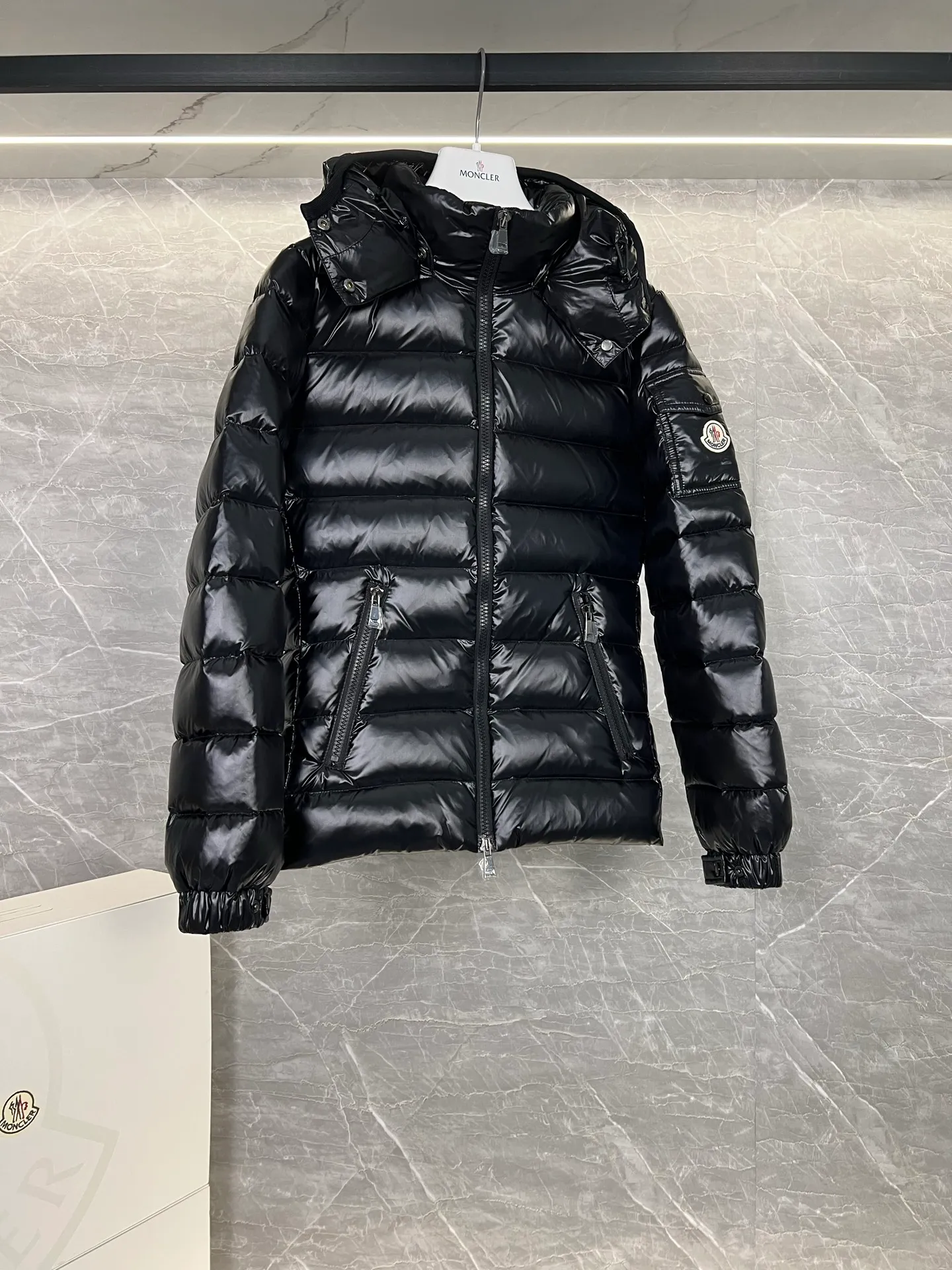 P660 Down ⬆️Moncler Bady classic short women's down jacket jacket Bady women's short down jacket is a classic Moncler item with high brand recognition. Made of lacquered nylon and available in many colors, this is a popular product.  The Bady women's down jacket is made of shiny patented nylon and features signature rectangular quilting, embodying Moncler style. A sleek, classic cropped design with a statement silhouette, removable hood and adjustable hem. The cuffs are embellished with classic patch pockets, showcasing the brand's signature style. Details •Made from nylon laqué fabric •Nylon laqué lining •Filled with down •Removable hood with snap fastening and adjustable elastic drawstring •Flip patch pockets on sleeves •Zip closure •Zip pockets •Adjustable elastic cuffs Size: 1, 2, 3, 4, 5,
