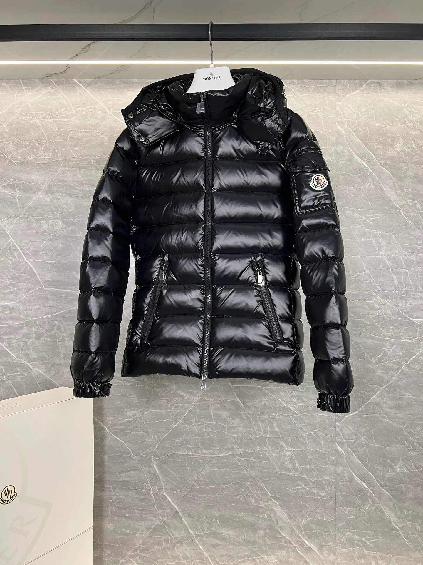 P660 Down ⬆️Moncler Bady classic short women's down jacket jacket Bady women's short down jacket is a classic Moncler item with high brand recognition. Made of lacquered nylon and available in many colors, this is a popular product.  The Bady women's down jacket is made of shiny patented nylon and features signature rectangular quilting, embodying Moncler style. A sleek, classic cropped design with a statement silhouette, removable hood and adjustable hem. The cuffs are embellished with classic patch pockets, showcasing the brand's signature style. Details •Made from nylon laqué fabric •Nylon laqué lining •Filled with down •Removable hood with snap fastening and adjustable elastic drawstring •Flip patch pockets on sleeves •Zip closure •Zip pockets •Adjustable elastic cuffs Size: 1, 2, 3, 4, 5,