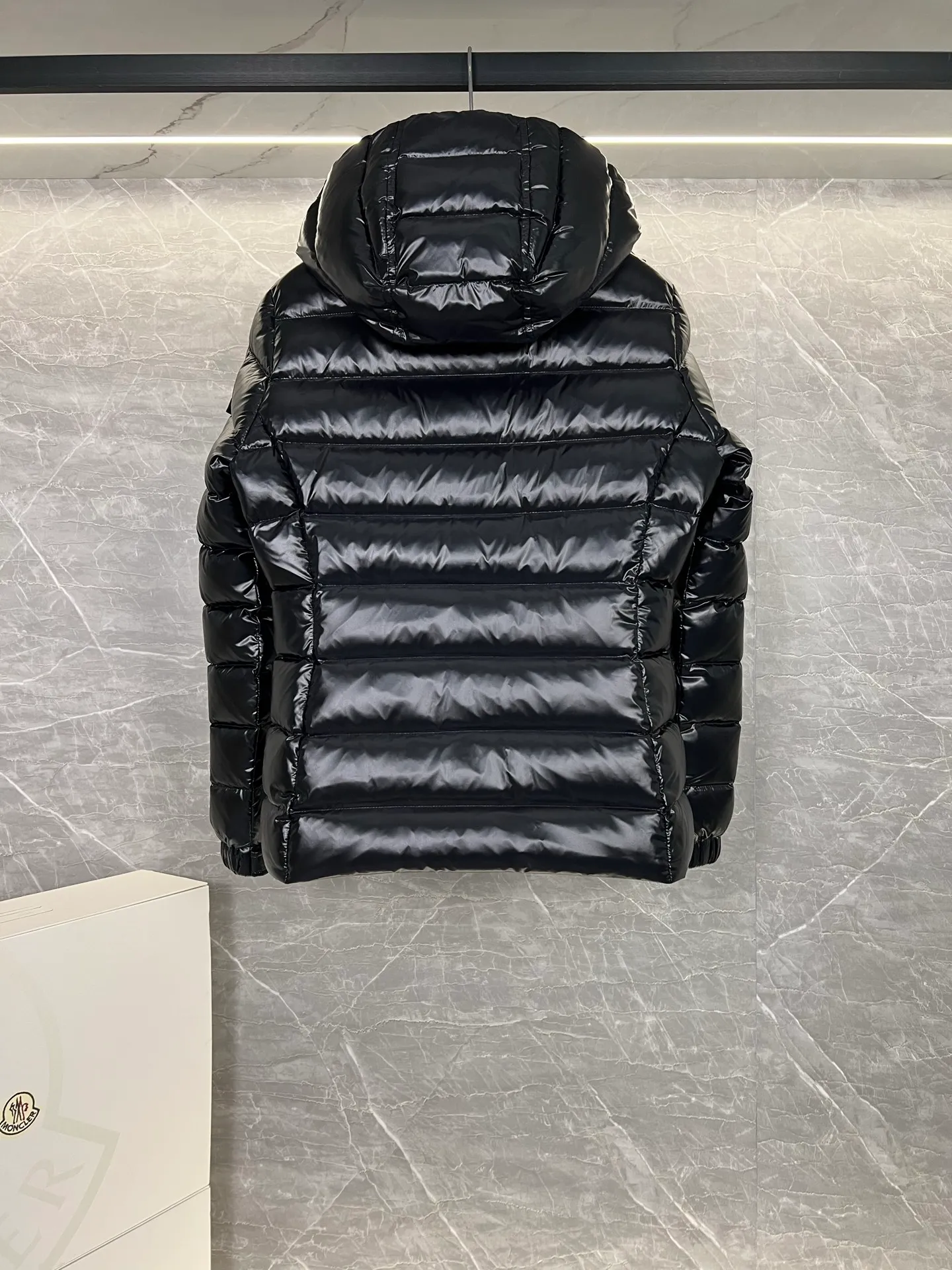 P660 Down ⬆️Moncler Bady classic short women's down jacket jacket Bady women's short down jacket is a classic Moncler item with high brand recognition. Made of lacquered nylon and available in many colors, this is a popular product.  The Bady women's down jacket is made of shiny patented nylon and features signature rectangular quilting, embodying Moncler style. A sleek, classic cropped design with a statement silhouette, removable hood and adjustable hem. The cuffs are embellished with classic patch pockets, showcasing the brand's signature style. Details •Made from nylon laqué fabric •Nylon laqué lining •Filled with down •Removable hood with snap fastening and adjustable elastic drawstring •Flip patch pockets on sleeves •Zip closure •Zip pockets •Adjustable elastic cuffs Size: 1, 2, 3, 4, 5,