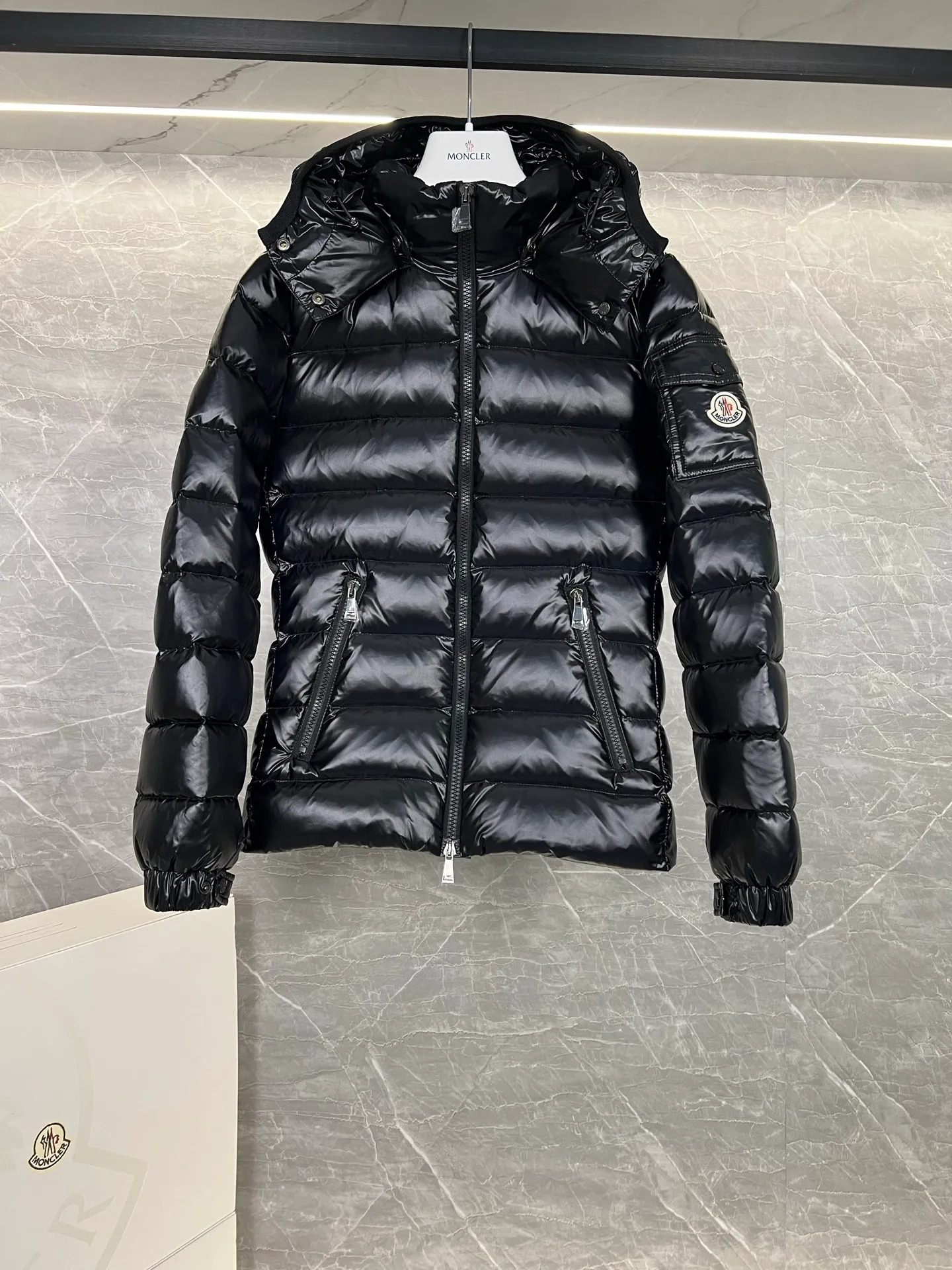 P660 Down ⬆️Moncler Bady classic short women's down jacket jacket Bady women's short down jacket is a classic Moncler item with high brand recognition. Made of lacquered nylon and available in many colors, this is a popular product.  The Bady women's down jacket is made of shiny patented nylon and features signature rectangular quilting, embodying Moncler style. A sleek, classic cropped design with a statement silhouette, removable hood and adjustable hem. The cuffs are embellished with classic patch pockets, showcasing the brand's signature style. Details •Made from nylon laqué fabric •Nylon laqué lining •Filled with down •Removable hood with snap fastening and adjustable elastic drawstring •Flip patch pockets on sleeves •Zip closure •Zip pockets •Adjustable elastic cuffs Size: 1, 2, 3, 4, 5,