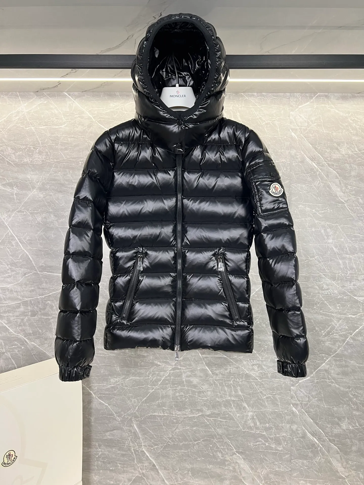 P660 Down ⬆️Moncler Bady classic short women's down jacket jacket Bady women's short down jacket is a classic Moncler item with high brand recognition. Made of lacquered nylon and available in many colors, this is a popular product.  The Bady women's down jacket is made of shiny patented nylon and features signature rectangular quilting, embodying Moncler style. A sleek, classic cropped design with a statement silhouette, removable hood and adjustable hem. The cuffs are embellished with classic patch pockets, showcasing the brand's signature style. Details •Made from nylon laqué fabric •Nylon laqué lining •Filled with down •Removable hood with snap fastening and adjustable elastic drawstring •Flip patch pockets on sleeves •Zip closure •Zip pockets •Adjustable elastic cuffs Size: 1, 2, 3, 4, 5,