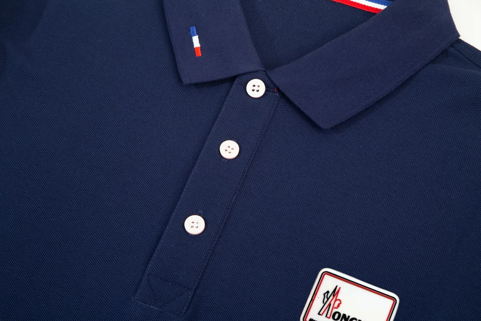 P210 MONCLER/Mask 25SS new logo embroidered lapel long-sleeved Polo shirt.  A simple yet refined T-shirt. The best item to create a modern and elegant look. Excellent channel product! Customer-supplied Piquet porous fiber pique cotton fabric, which can be called a "breathing fabric."  The unparalleled texture is inseparable from the exquisite materials used in craft tailoring. The craft knitted quilted design makes the hand feel extremely smooth and delicate without any roughness. The original logo design is more luxurious and noble. The upper body is comfortable and classy. The hand feels very smooth and soft. It can be easily controlled regardless of business, fashion or leisure. The age span is very large, which conforms to the trendy and practical dressing customs. It is the first choice for senior urban fashion people.  Black/white/Tibetan orchid Size: M~3XL