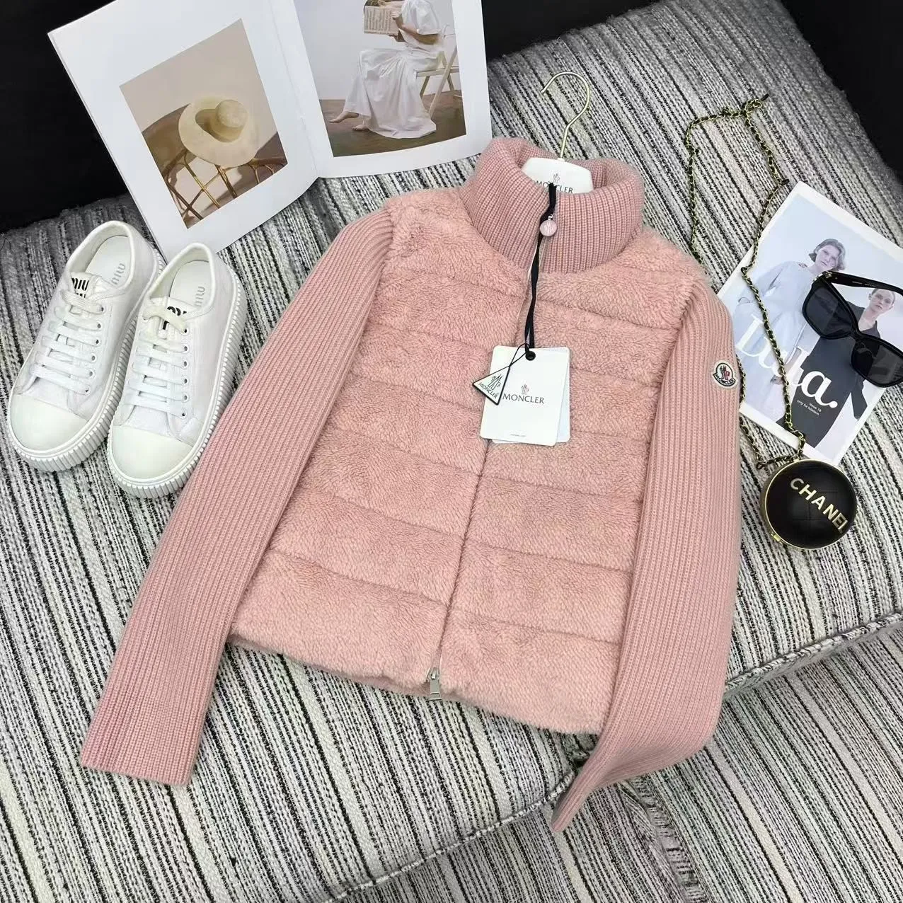 P640 Moncler 🌟 2025 autumn and winter new Cardigan, medium-thick down jacket, the bottom of the fabric has been treated with anti-drilling velvet, it is not a currency on the market, feel free to wear it! The classic quilted design outlines a slim silhouette, and the stand-up collar details enhance the temperament, while being lightweight and warm. Wear it as a layer during spring or winter, and you can easily weather the changing weather in one piece. Choose from three colors to suit your style: low-key black, pure white, high-end grey, three high-end tones, suitable for different occasions and styles. The short cut lengthens the proportion, and even a small person can wear it with long legs! High-end goose down, the choice of quality. Carefully selected high-quality goose down filling, which has both fluffiness and warmth, is light and weightless. Every detail shows craftsmanship. Color: black, pink and gray. Size: s m l