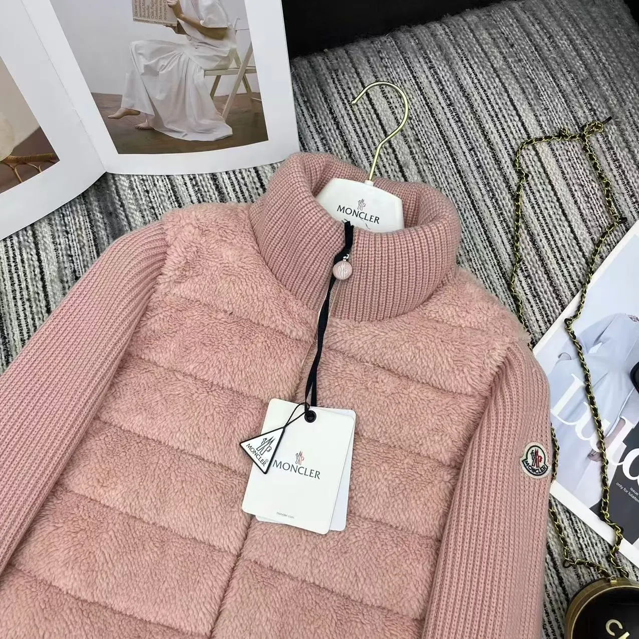 P640 Moncler 🌟 2025 autumn and winter new Cardigan, medium-thick down jacket, the bottom of the fabric has been treated with anti-drilling velvet, it is not a currency on the market, feel free to wear it! The classic quilted design outlines a slim silhouette, and the stand-up collar details enhance the temperament, while being lightweight and warm. Wear it as a layer during spring or winter, and you can easily weather the changing weather in one piece. Choose from three colors to suit your style: low-key black, pure white, high-end grey, three high-end tones, suitable for different occasions and styles. The short cut lengthens the proportion, and even a small person can wear it with long legs! High-end goose down, the choice of quality. Carefully selected high-quality goose down filling, which has both fluffiness and warmth, is light and weightless. Every detail shows craftsmanship. Color: black, pink and gray. Size: s m l