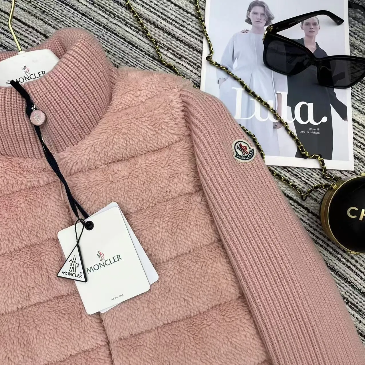 P640 Moncler 🌟 2025 autumn and winter new Cardigan, medium-thick down jacket, the bottom of the fabric has been treated with anti-drilling velvet, it is not a currency on the market, feel free to wear it! The classic quilted design outlines a slim silhouette, and the stand-up collar details enhance the temperament, while being lightweight and warm. Wear it as a layer during spring or winter, and you can easily weather the changing weather in one piece. Choose from three colors to suit your style: low-key black, pure white, high-end grey, three high-end tones, suitable for different occasions and styles. The short cut lengthens the proportion, and even a small person can wear it with long legs! High-end goose down, the choice of quality. Carefully selected high-quality goose down filling, which has both fluffiness and warmth, is light and weightless. Every detail shows craftsmanship. Color: black, pink and gray. Size: s m l