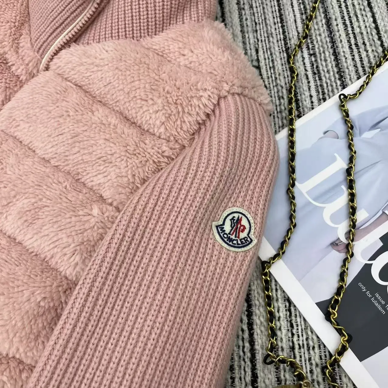 P640 Moncler 🌟 2025 autumn and winter new Cardigan, medium-thick down jacket, the bottom of the fabric has been treated with anti-drilling velvet, it is not a currency on the market, feel free to wear it! The classic quilted design outlines a slim silhouette, and the stand-up collar details enhance the temperament, while being lightweight and warm. Wear it as a layer during spring or winter, and you can easily weather the changing weather in one piece. Choose from three colors to suit your style: low-key black, pure white, high-end grey, three high-end tones, suitable for different occasions and styles. The short cut lengthens the proportion, and even a small person can wear it with long legs! High-end goose down, the choice of quality. Carefully selected high-quality goose down filling, which has both fluffiness and warmth, is light and weightless. Every detail shows craftsmanship. Color: black, pink and gray. Size: s m l