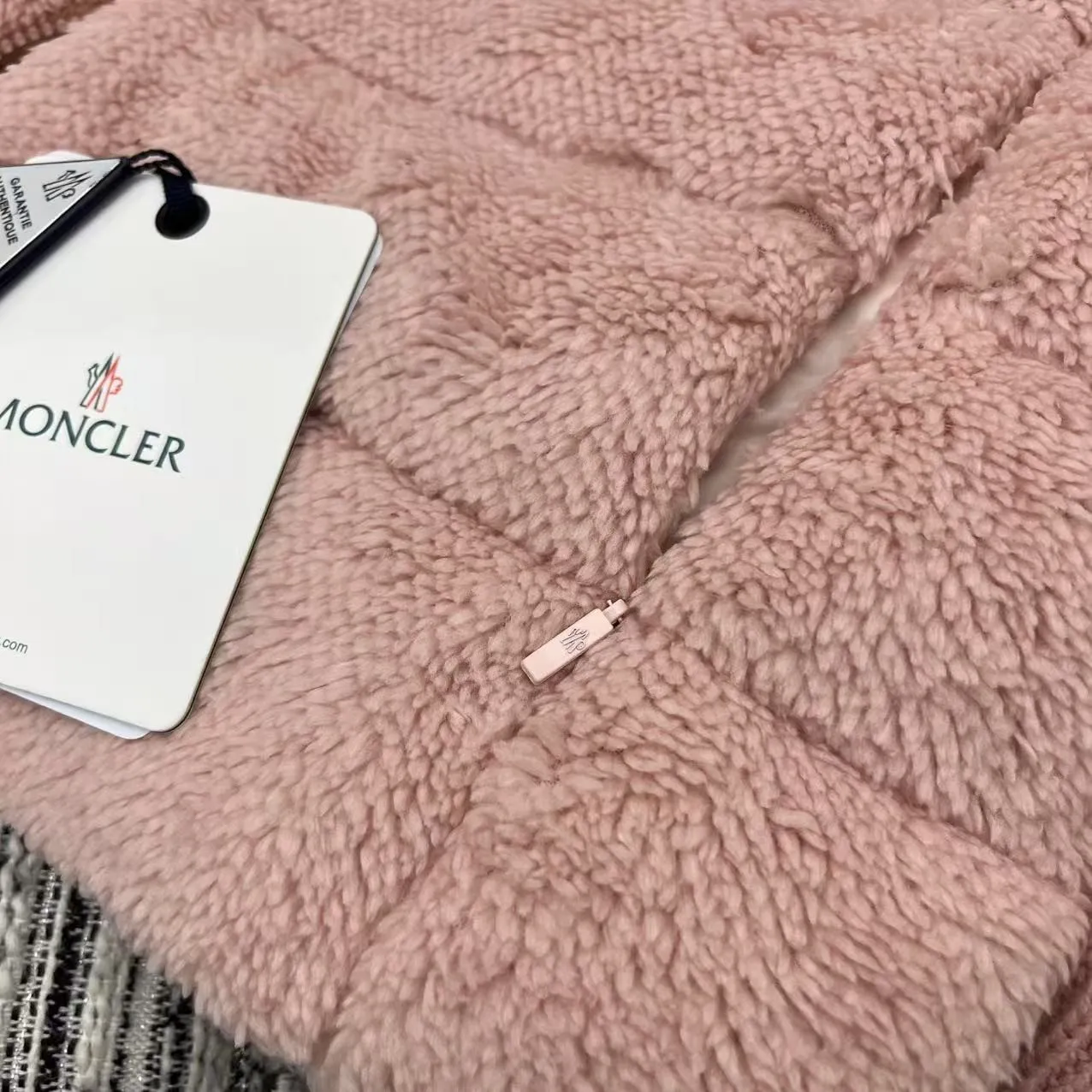 P640 Moncler 🌟 2025 autumn and winter new Cardigan, medium-thick down jacket, the bottom of the fabric has been treated with anti-drilling velvet, it is not a currency on the market, feel free to wear it! The classic quilted design outlines a slim silhouette, and the stand-up collar details enhance the temperament, while being lightweight and warm. Wear it as a layer during spring or winter, and you can easily weather the changing weather in one piece. Choose from three colors to suit your style: low-key black, pure white, high-end grey, three high-end tones, suitable for different occasions and styles. The short cut lengthens the proportion, and even a small person can wear it with long legs! High-end goose down, the choice of quality. Carefully selected high-quality goose down filling, which has both fluffiness and warmth, is light and weightless. Every detail shows craftsmanship. Color: black, pink and gray. Size: s m l