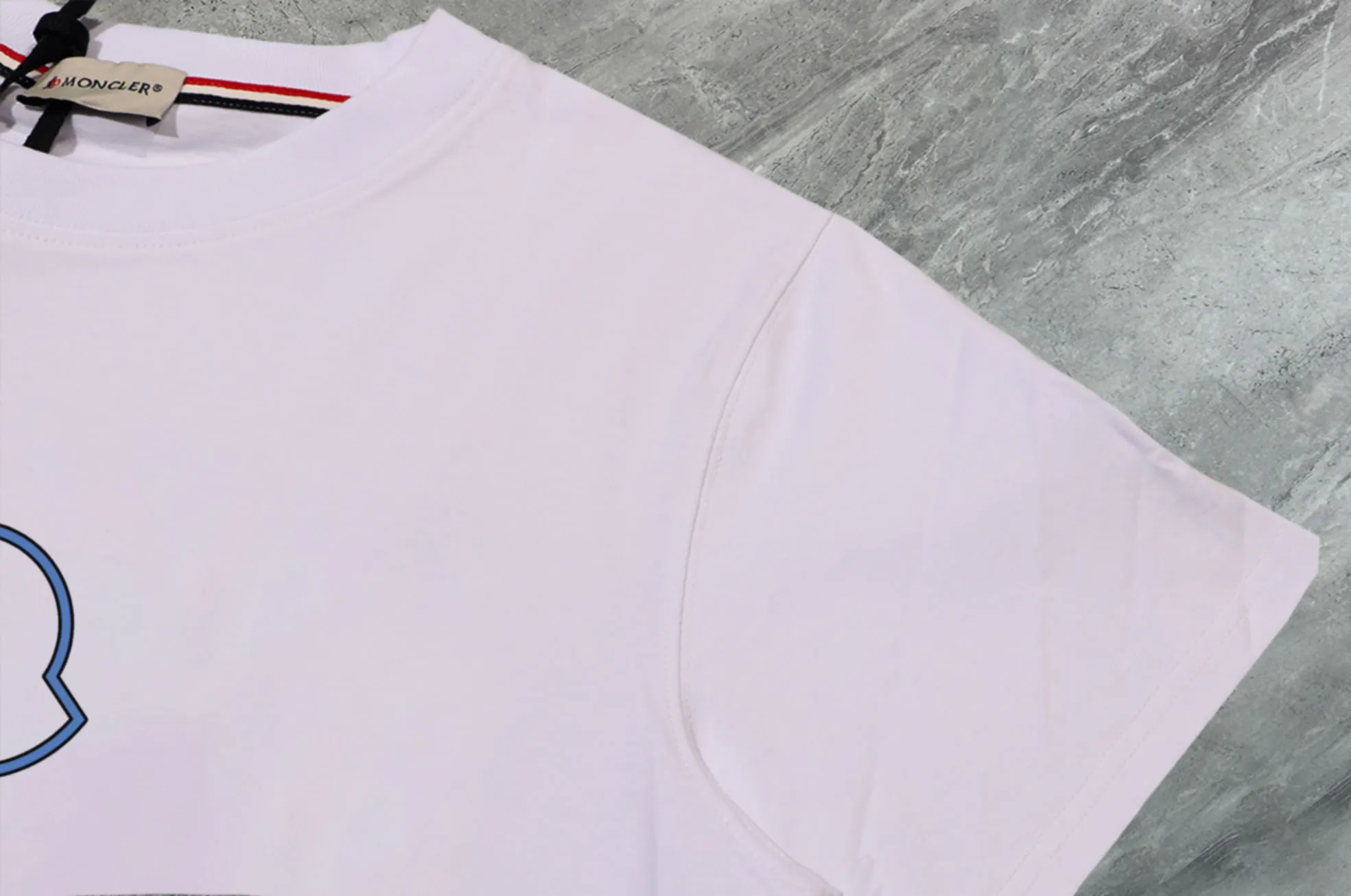 P140 💰Upgraded version "Mobile phone smart sensor ~ NFC chip armband ~ direct access to the official website for anti-counterfeiting" "Moncler ~ Mouth Mouth" 2025 new high-quality round neck short-sleeved T-shirt. The cuffs have imported embroidered labels. Customized dyeing, very comfortable to touch. Super versatile and good-looking short-sleeved. Complete with three labels. Non-market ordinary version. Feel free to compare. Quality is absolutely guaranteed! ‼ First of all, this original fabric is all custom-woven with 32-count double yarn fabric, 250G, and the weight is the same‼ Fine workmanship, double waistcoat method, double waistcoat method, double waistcoat method makes the whole dress more three-dimensional, which is not a craft that ordinary T-shirts can achieve🤪 Size: S-M-L-XL-2XL Color: black, white, apricot, same style for men and women