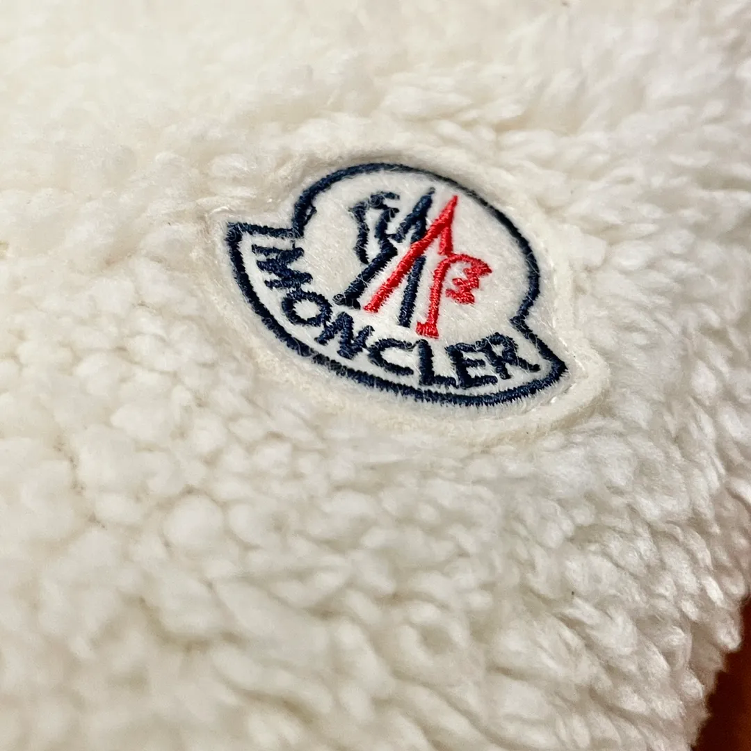 P900 Moncler ➡️ New style 🦢 goose down, lamb wool splicing stand collar down jacket, jacket, women's model MONCLER Moncler bursts with street style new design, fashionable and versatile, comfortable, breathable, mouth down jacket ~ supports NFC chip sensor, and is on sale simultaneously on the official website! This down jacket has a great sense of design and looks. You can buy it directly due to quality control. It’s a high-end product that you can’t go wrong with! Simple and elegant design ~ and engraved with 1ogo letters ~ the overall design makes this dress unique! It is made of imported technical fabrics and is filled with 90% white goose down. The texture and shape of the fabric are exquisite. You can feel its strong aura through the detailed pictures. It also has superior handsomeness and thermal insulation performance. It can be easily worn in various occasions! With polythermal insulation, you don’t have to worry about a little chill! The placket is designed with a leather zipper, which is both fashionable and functional. It not only highlights the shape but also keeps warm. The leather pocket design makes the whole style more luxurious!