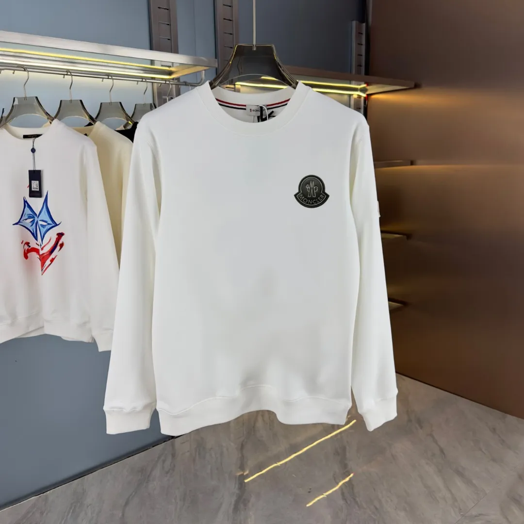 P210 high version sweatshirt) 📦With exclusive picture packaging📦 [Long-term ready stock] Upgraded version "Mobile phone smart sensor ~ NFC chip armband ~ Direct access to the official website anti-counterfeiting" 〖 𝐌𝐎𝐍𝐂𝐋𝐄𝐑 ~ Mouth covering〗 2025 new high quality, using 450g heavyweight fabric Different from the market currency, you can mix and match everything at will and you will be handsome😎The whole clothes is made of double waistcoats. The double waistcoats make the whole dress more three-dimensional. It is not an ordinary factory that can do such fine work. 2025 autumn and winter new style, on sale at the counter, exquisite printed round neck terry sweatshirt. High-end double-ply cotton. Customized stretch ribs are dyed in the same vat. Three standards are complete. It is matched with digital printing patterns and is very breathable. Same style for men and women. Color: black, white, apricot. Size: S M L XL 2XL