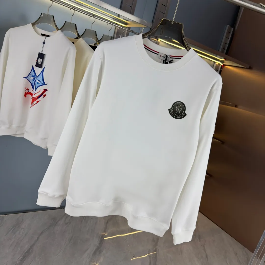 P210 high version sweatshirt) 📦With exclusive picture packaging📦 [Long-term ready stock] Upgraded version "Mobile phone smart sensor ~ NFC chip armband ~ Direct access to the official website anti-counterfeiting" 〖 𝐌𝐎𝐍𝐂𝐋𝐄𝐑 ~ Mouth covering〗 2025 new high quality, using 450g heavyweight fabric Different from the market currency, you can mix and match everything at will and you will be handsome😎The whole clothes is made of double waistcoats. The double waistcoats make the whole dress more three-dimensional. It is not an ordinary factory that can do such fine work. 2025 autumn and winter new style, on sale at the counter, exquisite printed round neck terry sweatshirt. High-end double-ply cotton. Customized stretch ribs are dyed in the same vat. Three standards are complete. It is matched with digital printing patterns and is very breathable. Same style for men and women. Color: black, white, apricot. Size: S M L XL 2XL