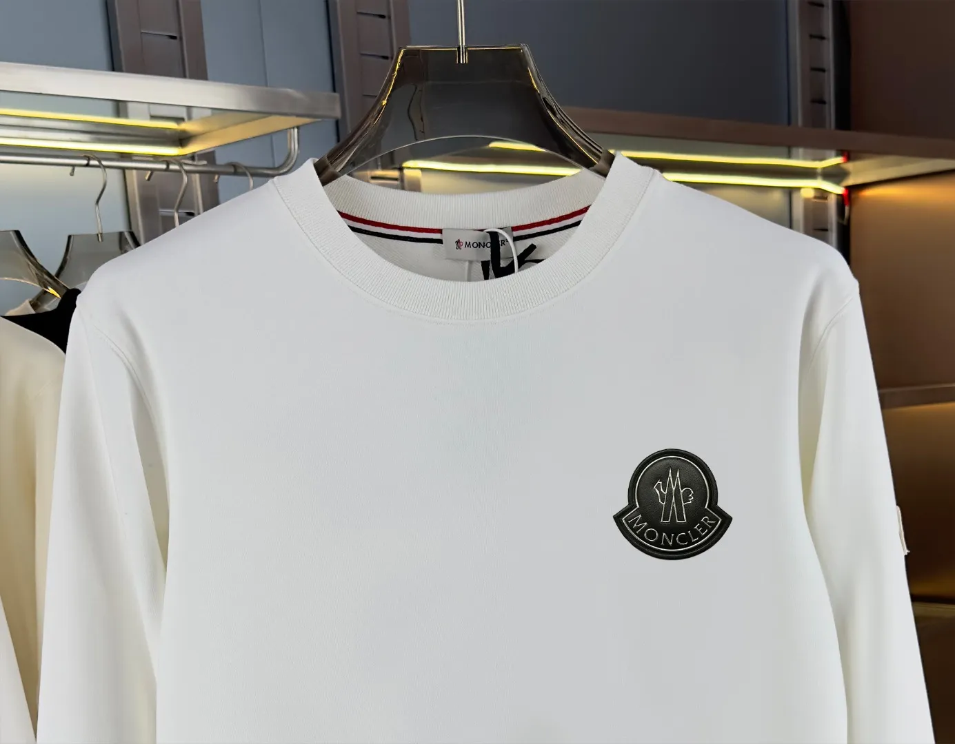 P210 high version sweatshirt) 📦With exclusive picture packaging📦 [Long-term ready stock] Upgraded version "Mobile phone smart sensor ~ NFC chip armband ~ Direct access to the official website anti-counterfeiting" 〖 𝐌𝐎𝐍𝐂𝐋𝐄𝐑 ~ Mouth covering〗 2025 new high quality, using 450g heavyweight fabric Different from the market currency, you can mix and match everything at will and you will be handsome😎The whole clothes is made of double waistcoats. The double waistcoats make the whole dress more three-dimensional. It is not an ordinary factory that can do such fine work. 2025 autumn and winter new style, on sale at the counter, exquisite printed round neck terry sweatshirt. High-end double-ply cotton. Customized stretch ribs are dyed in the same vat. Three standards are complete. It is matched with digital printing patterns and is very breathable. Same style for men and women. Color: black, white, apricot. Size: S M L XL 2XL