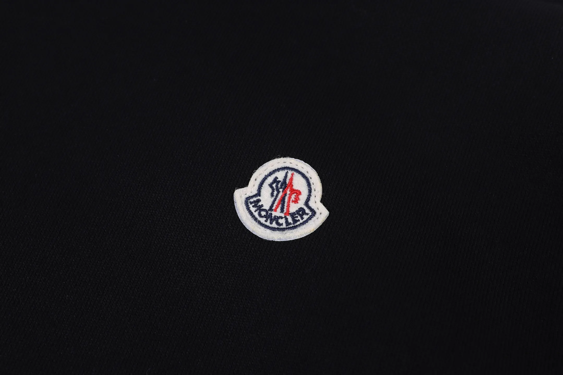 P380 MONCLER 25SS solid color logo patch hooded pullover long-sleeved sweatshirt ●Authentic 6646 purchase and development ●400 grams 100% cotton combed cotton ●420 grams 2*2 cotton combed cotton rib ●Fabric enzyme wash ●Template embroidery ●Customized 1:1 logo ●Customized 1:1 trademark ●Loose version ●Size: S M L XL ●Style number: 2012/3B#10
