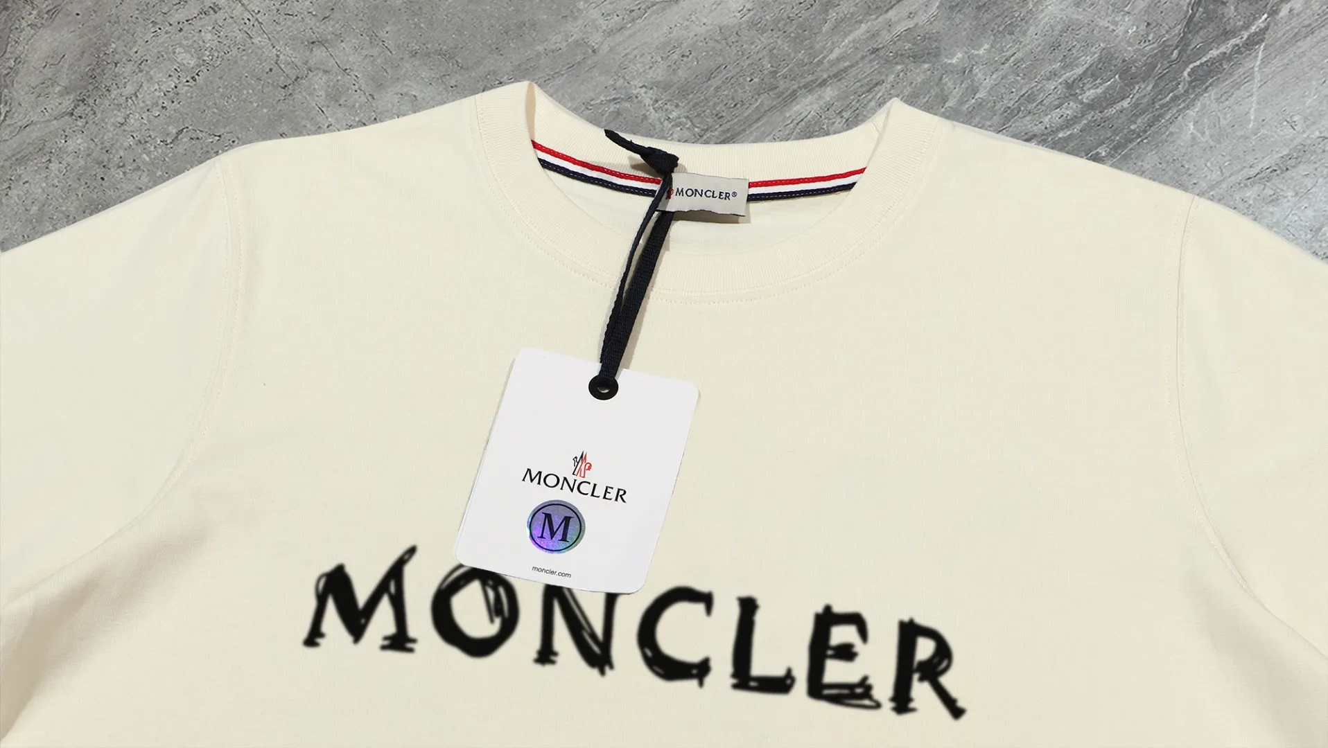 P210 High-version sweatshirt) [Long-term stock] 〖𝐌𝐎𝐍𝐂𝐋𝐄𝐑~Mask〗 Made of 440g heavy-weight fabric. It is different from the market currency. It can be matched with any variety and is properly handsome. 😎The whole dress is made of double waistcoats. The double waistcoats make the whole dress more three-dimensional. Not ordinary factories can do such fine work. 2025 Spring runway version of the T stage, on sale at the counter, round neck terry sweatshirt, high-end double-strand pure cotton, custom-made stretch ribs, dyed in the same vat, complete with three standards, matched with exquisite embroidered LOGO on the chest, simple and advanced, same style for men and women. Color: black, apricot, white, size: S M L XL 2XL