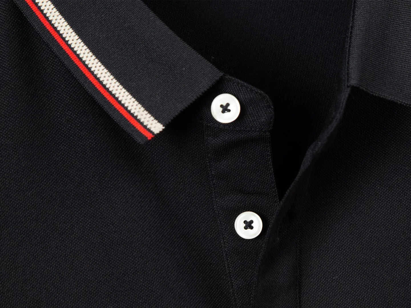 P200 (complete with three standards) - MONCLER Meng Mouth counters are launching new logo embroidered lapel POLO shirts at the same time - Made from the original ZP consistent customized Solona double pique fabric, threads are dyed in the same vat with zero color difference, exclusive quality difference currency, welcome to compare - Color: white black - Code number: M L XL XXL XXXL