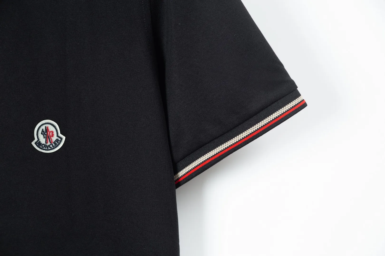 P200 (complete with three standards) - MONCLER Meng Mouth counters are launching new logo embroidered lapel POLO shirts at the same time - Made from the original ZP consistent customized Solona double pique fabric, threads are dyed in the same vat with zero color difference, exclusive quality difference currency, welcome to compare - Color: white black - Code number: M L XL XXL XXXL