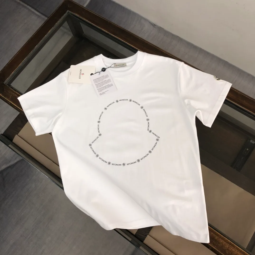 P150 MONCLER new model launched, counter series pure cotton T-shirt! Brand new design inspiration, very fashionable and representative! Exquisite logo printing design! ! Comfortable and breathable to the touch! This is no ordinary YY work! Extremely fashionable, eye-catching and classy, ​​the upper body effect is high-end and elegant, the ultimate stylish and versatile style! ! All three standards are complete! ! Color: black, white, sapphire blue Size: S~XL (loose fit, please state your height and weight when placing an order!)