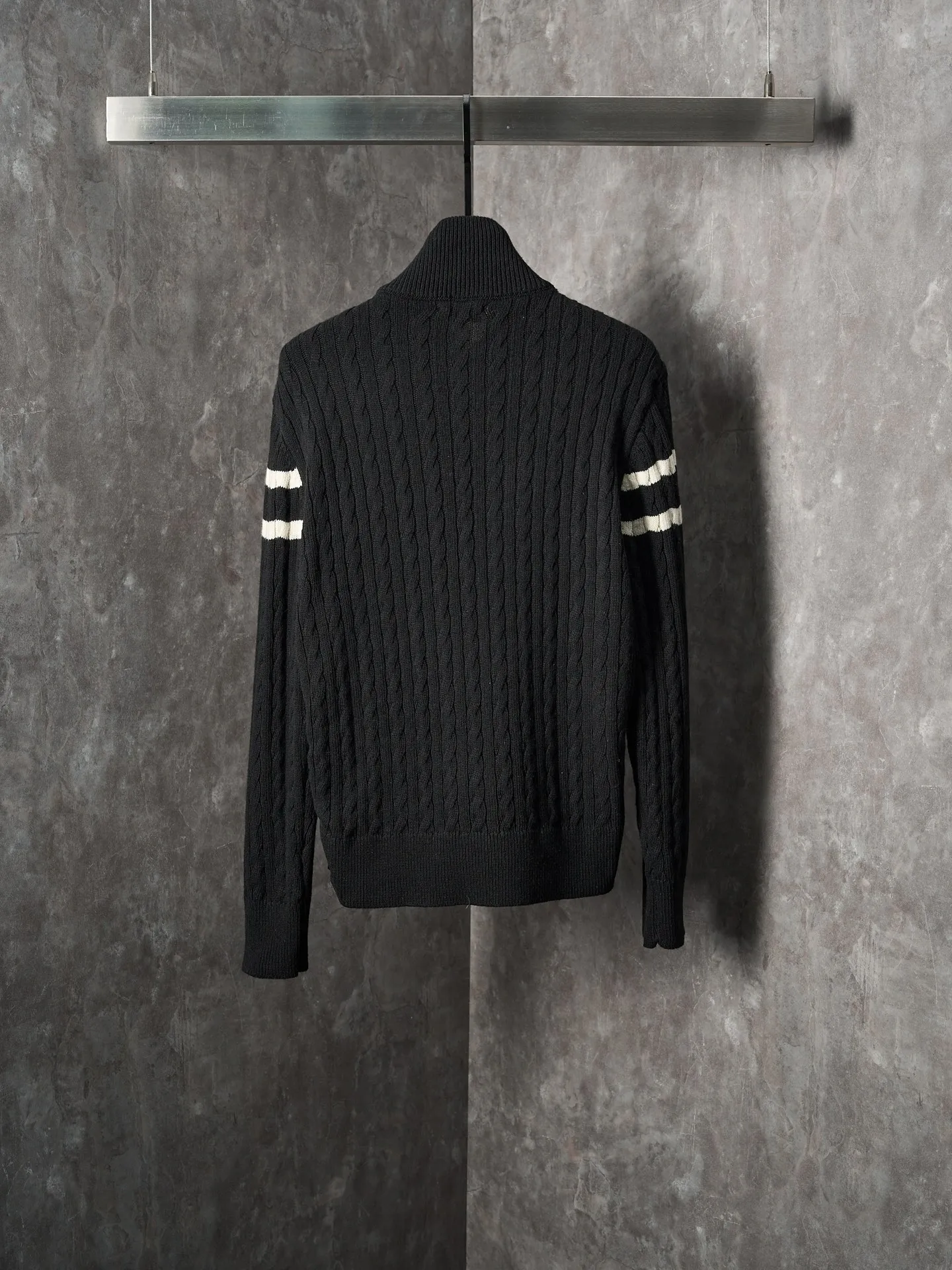 P780 Actual auction] Moncler/Mask Black classic stand-up collar spliced ​​wool knitted parallel bars armband zipper down jacket [Ready stock] S/1 M/2 L/3 XL/4 The outer front fabric is made of 100% nylon (nylon). Its high-density structure achieves excellent windproof effect. It also has strong wear resistance and wrinkle resistance. It is scratch-free for daily wear and easy to take care of.  The splicing design of sweaters and down jackets not only retains the thermal performance of down jackets, but also incorporates the fashion elements of sweaters, making the overall garment both practical and fashionable.  High-quality material: filled with high-quality white duck down, with a filling capacity of 100g, which has excellent thermal insulation effect. At the same time, the sweater is made of wool, cashmere and other natural fibers, which are soft, comfortable and skin-friendly.  The sweaters and down jackets are carefully spliced ​​to ensure comfortable wearing and are not prone to threading or velvet loss.  High collar design: not only provides excellent thermal insulation effect, but also adds a unique sense of fashion, allowing the wearer to maintain style in the cold season.  Stripe decoration: The stripes on the sleeve arms are like bright brush strokes, embellished on the dark gray down jacket, injecting vitality and movement into the overall look, making the clothing more eye-catching.