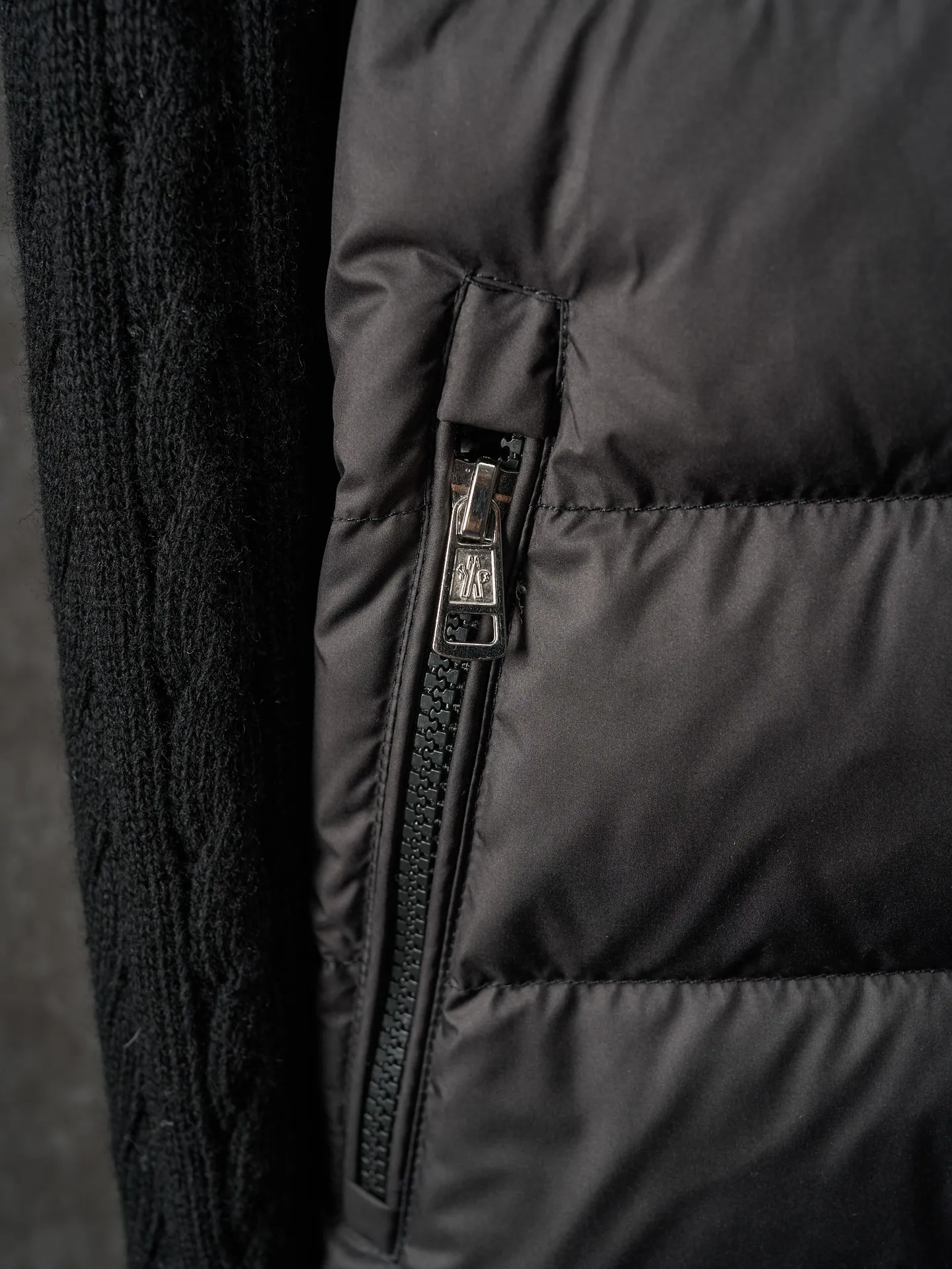 P780 Actual auction] Moncler/Mask Black classic stand-up collar spliced ​​wool knitted parallel bars armband zipper down jacket [Ready stock] S/1 M/2 L/3 XL/4 The outer front fabric is made of 100% nylon (nylon). Its high-density structure achieves excellent windproof effect. It also has strong wear resistance and wrinkle resistance. It is scratch-free for daily wear and easy to take care of.  The splicing design of sweaters and down jackets not only retains the thermal performance of down jackets, but also incorporates the fashion elements of sweaters, making the overall garment both practical and fashionable.  High-quality material: filled with high-quality white duck down, with a filling capacity of 100g, which has excellent thermal insulation effect. At the same time, the sweater is made of wool, cashmere and other natural fibers, which are soft, comfortable and skin-friendly.  The sweaters and down jackets are carefully spliced ​​to ensure comfortable wearing and are not prone to threading or velvet loss.  High collar design: not only provides excellent thermal insulation effect, but also adds a unique sense of fashion, allowing the wearer to maintain style in the cold season.  Stripe decoration: The stripes on the sleeve arms are like bright brush strokes, embellished on the dark gray down jacket, injecting vitality and movement into the overall look, making the clothing more eye-catching.