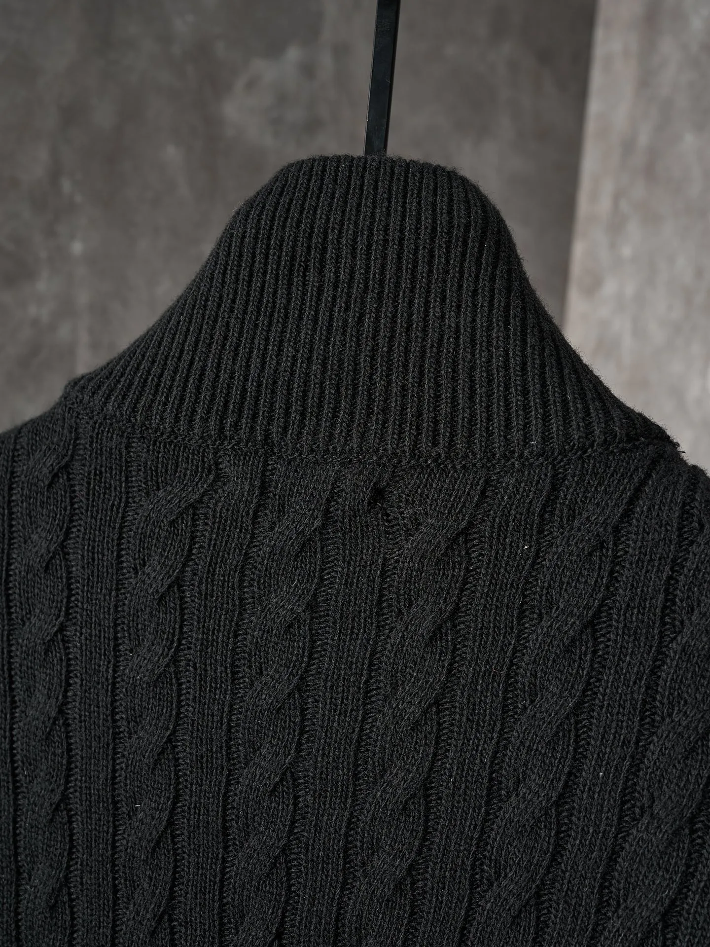 P780 Actual auction] Moncler/Mask Black classic stand-up collar spliced ​​wool knitted parallel bars armband zipper down jacket [Ready stock] S/1 M/2 L/3 XL/4 The outer front fabric is made of 100% nylon (nylon). Its high-density structure achieves excellent windproof effect. It also has strong wear resistance and wrinkle resistance. It is scratch-free for daily wear and easy to take care of.  The splicing design of sweaters and down jackets not only retains the thermal performance of down jackets, but also incorporates the fashion elements of sweaters, making the overall garment both practical and fashionable.  High-quality material: filled with high-quality white duck down, with a filling capacity of 100g, which has excellent thermal insulation effect. At the same time, the sweater is made of wool, cashmere and other natural fibers, which are soft, comfortable and skin-friendly.  The sweaters and down jackets are carefully spliced ​​to ensure comfortable wearing and are not prone to threading or velvet loss.  High collar design: not only provides excellent thermal insulation effect, but also adds a unique sense of fashion, allowing the wearer to maintain style in the cold season.  Stripe decoration: The stripes on the sleeve arms are like bright brush strokes, embellished on the dark gray down jacket, injecting vitality and movement into the overall look, making the clothing more eye-catching.