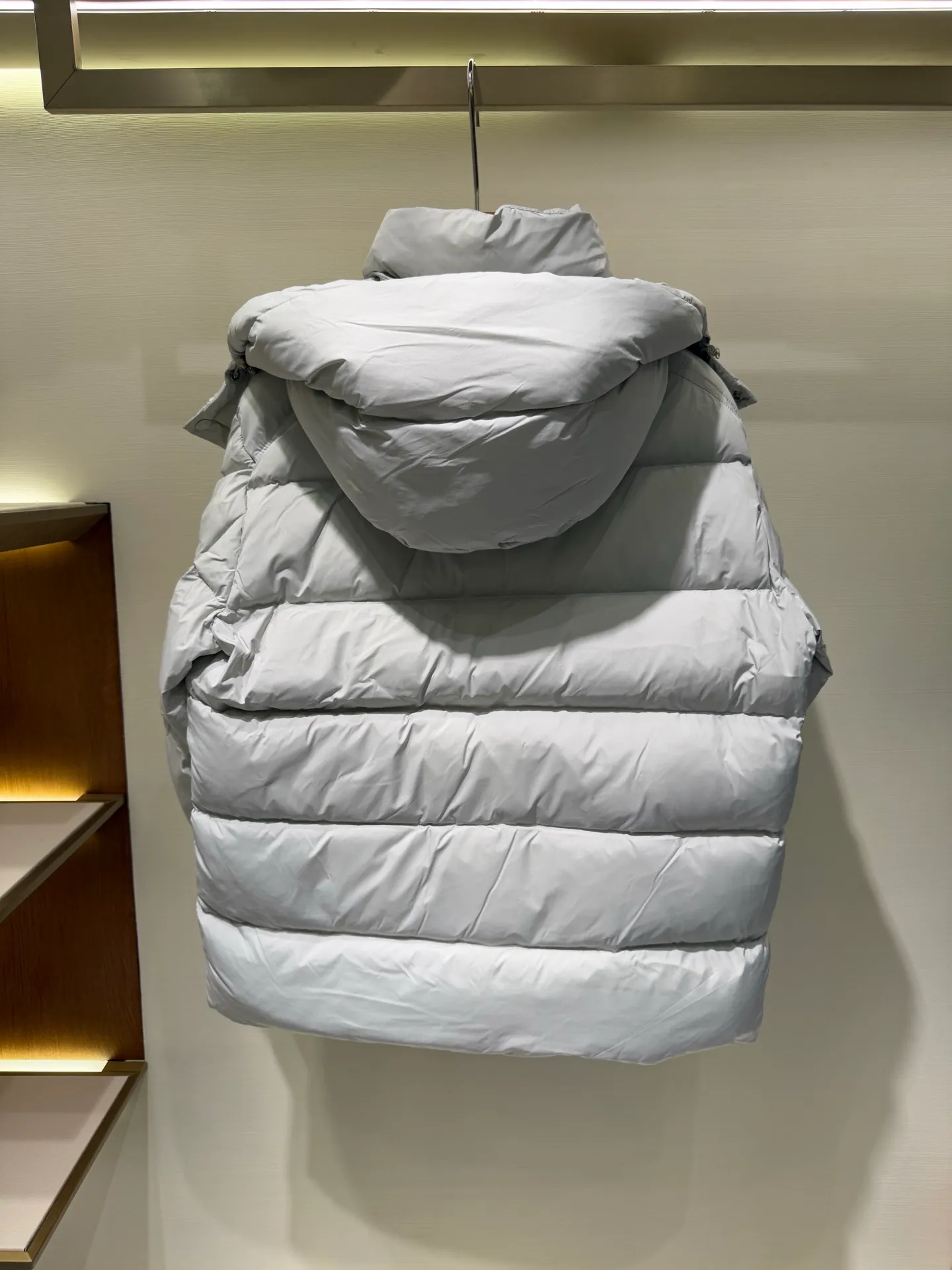 P1080 Moncler Maya Meng Maya Pearl Gray and White Short Down Jacket The Moncler Maya down jacket is made of matte nylon with iconic rectangular quilting, which is a model of Moncler style. A classic cropped design that transcends seasons and styles, it features a statement silhouette, removable hood and adjustable hem. The sleeves are embellished with classic patch pockets, showcasing the brand's signature style.  Fabric: 100% nylon, 90% white duck down Craftsmanship: Made of matte nylon, lacquered nylon lining filled with down, rectangular quilting, detachable hood with snap buttons that can be adjusted by drawstring, two-way zip fly, external and internal zipper pockets, adjustable elastic cuffs with snap buttons, hood with drawstring, sleeves with flap patch pockets, sleeves decorated with Moncler felt trademark. (Supports NFC function) Size: 01234 3543050