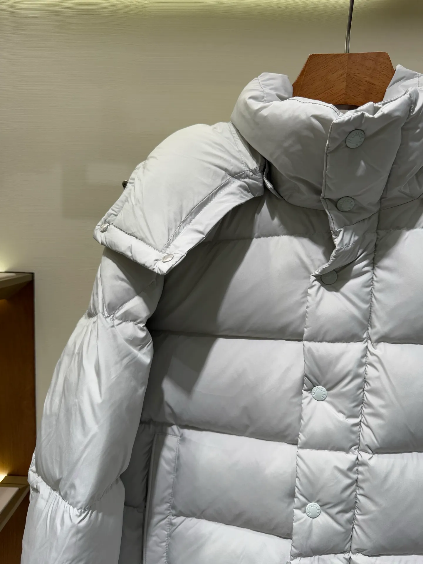 P1080 Moncler Maya Meng Maya Pearl Gray and White Short Down Jacket The Moncler Maya down jacket is made of matte nylon with iconic rectangular quilting, which is a model of Moncler style. A classic cropped design that transcends seasons and styles, it features a statement silhouette, removable hood and adjustable hem. The sleeves are embellished with classic patch pockets, showcasing the brand's signature style.  Fabric: 100% nylon, 90% white duck down Craftsmanship: Made of matte nylon, lacquered nylon lining filled with down, rectangular quilting, detachable hood with snap buttons that can be adjusted by drawstring, two-way zip fly, external and internal zipper pockets, adjustable elastic cuffs with snap buttons, hood with drawstring, sleeves with flap patch pockets, sleeves decorated with Moncler felt trademark. (Supports NFC function) Size: 01234 3543050