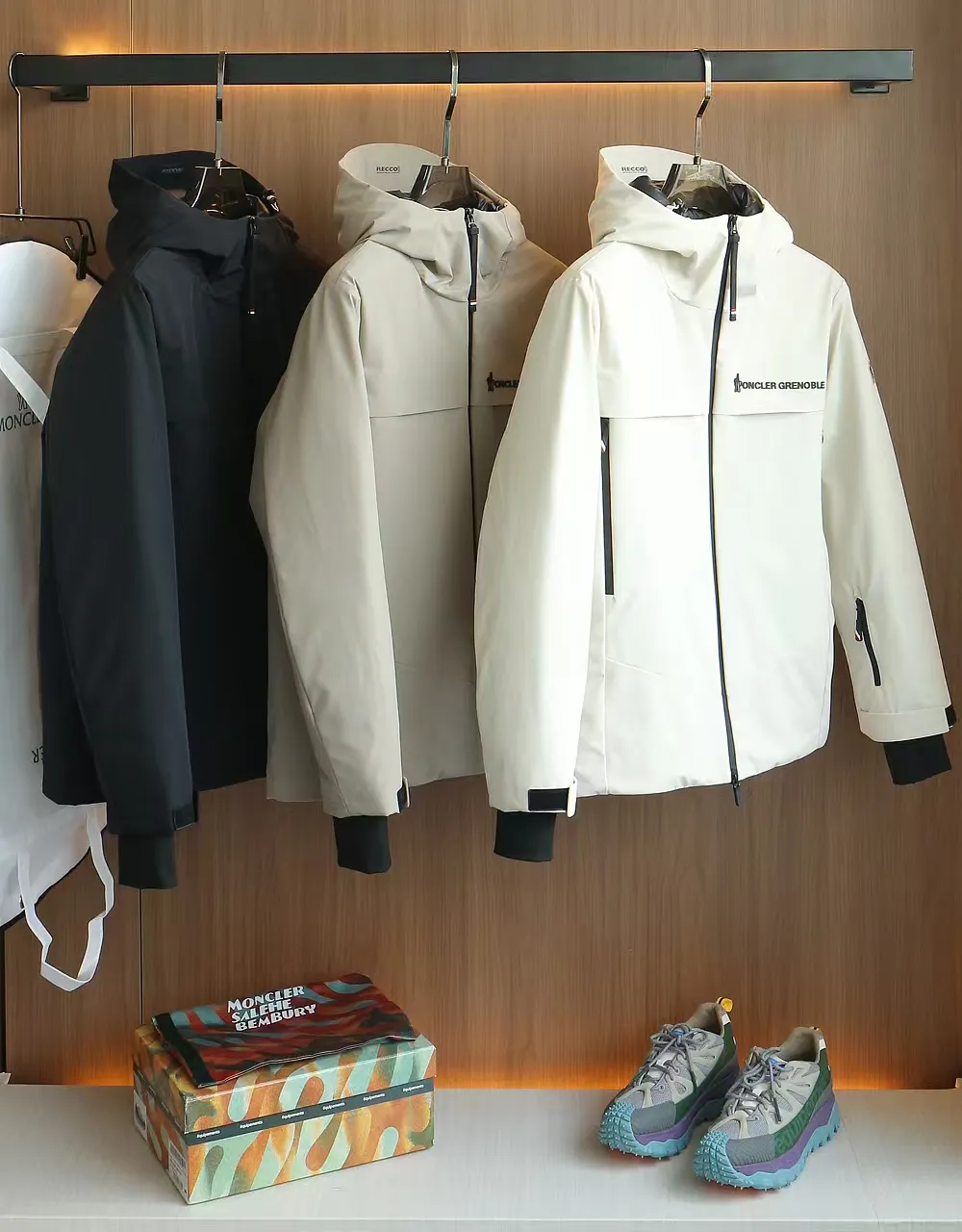 P1660 Old OEM channel, Moncler 25FW new thin and light men's hooded casual down jacket! Trading company orders Jeluz men's down inspired by classic, men's choice for outdoor activities! The product is made of GORE-Tex waterproof outdoor sports fabric and decorated with recyclable details, which demonstrates the brand's commitment to external environmental protection. The adjustable cuffs and two-way zipper ensure easy wearing and adjustment of the silhouette; the interior is made of European-standard environmentally friendly 90% white duck down + 10% feather high-content filling, which is warmer and lighter than traditional down jackets in the past. You will know its high-end atmosphere when you try it in person. The upper body is comfortable, warm and breathable without any bloated feeling! At the same time, it has a high sense of class and recognition. The seams of the body are all cut in position to ensure visual beauty, which is very time-consuming and material-consuming! The fashionable detachable vest can be worn alone. The detachable hooded stand-up collar design is easy to disassemble and assemble to create different fashionable looks. The concealed placket, two-way zipper opening and closing, elastic cuffs and drawstring hem cuff design can better withstand the cold wind and keep the upper body warm in autumn and winter. It is a tall and stylish item! Color: black, premium gray, off-white Size: M-3XL G9003 data reference: Size 1: shoulder width 51cm-bust 114cm-shirt length 70cm-sleeve length 61cm Size 2: shoulder width 52cm-chest 118cm-shirt length 71cm-sleeve length 62cm Size 3: shoulder width 53cm-chest 122cm-shirt length 72cm-sleeve length 63cm 4 Size: Shoulder width 54cm - Bust 126cm - Clothing length 73cm - Sleeve length 64cm Size 5: Shoulder width 55cm - Bust 130cm - Clothing length 75cm - Sleeve length 64cm