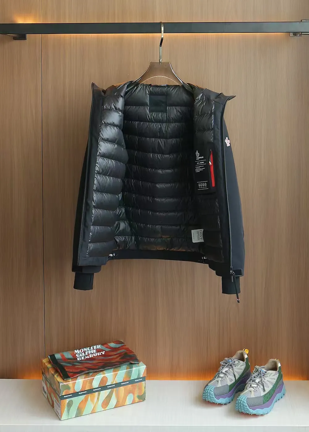 P1660 Old OEM channel, Moncler 25FW new thin and light men's hooded casual down jacket! Trading company orders Jeluz men's down inspired by classic, men's choice for outdoor activities! The product is made of GORE-Tex waterproof outdoor sports fabric and decorated with recyclable details, which demonstrates the brand's commitment to external environmental protection. The adjustable cuffs and two-way zipper ensure easy wearing and adjustment of the silhouette; the interior is made of European-standard environmentally friendly 90% white duck down + 10% feather high-content filling, which is warmer and lighter than traditional down jackets in the past. You will know its high-end atmosphere when you try it in person. The upper body is comfortable, warm and breathable without any bloated feeling! At the same time, it has a high sense of class and recognition. The seams of the body are all cut in position to ensure visual beauty, which is very time-consuming and material-consuming! The fashionable detachable vest can be worn alone. The detachable hooded stand-up collar design is easy to disassemble and assemble to create different fashionable looks. The concealed placket, two-way zipper opening and closing, elastic cuffs and drawstring hem cuff design can better withstand the cold wind and keep the upper body warm in autumn and winter. It is a tall and stylish item! Color: black, premium gray, off-white Size: M-3XL G9003 data reference: Size 1: shoulder width 51cm-bust 114cm-shirt length 70cm-sleeve length 61cm Size 2: shoulder width 52cm-chest 118cm-shirt length 71cm-sleeve length 62cm Size 3: shoulder width 53cm-chest 122cm-shirt length 72cm-sleeve length 63cm 4 Size: Shoulder width 54cm - Bust 126cm - Clothing length 73cm - Sleeve length 64cm Size 5: Shoulder width 55cm - Bust 130cm - Clothing length 75cm - Sleeve length 64cm