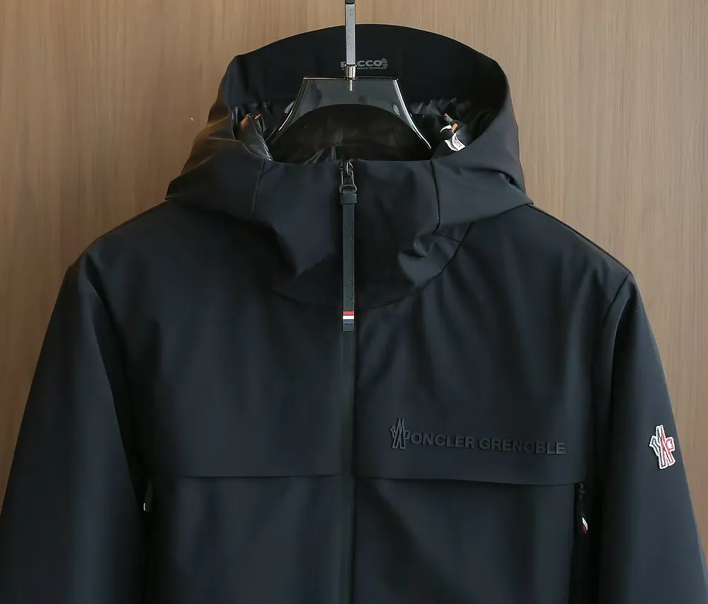 P1660 Old OEM channel, Moncler 25FW new thin and light men's hooded casual down jacket! Trading company orders Jeluz men's down inspired by classic, men's choice for outdoor activities! The product is made of GORE-Tex waterproof outdoor sports fabric and decorated with recyclable details, which demonstrates the brand's commitment to external environmental protection. The adjustable cuffs and two-way zipper ensure easy wearing and adjustment of the silhouette; the interior is made of European-standard environmentally friendly 90% white duck down + 10% feather high-content filling, which is warmer and lighter than traditional down jackets in the past. You will know its high-end atmosphere when you try it in person. The upper body is comfortable, warm and breathable without any bloated feeling! At the same time, it has a high sense of class and recognition. The seams of the body are all cut in position to ensure visual beauty, which is very time-consuming and material-consuming! The fashionable detachable vest can be worn alone. The detachable hooded stand-up collar design is easy to disassemble and assemble to create different fashionable looks. The concealed placket, two-way zipper opening and closing, elastic cuffs and drawstring hem cuff design can better withstand the cold wind and keep the upper body warm in autumn and winter. It is a tall and stylish item! Color: black, premium gray, off-white Size: M-3XL G9003 data reference: Size 1: shoulder width 51cm-bust 114cm-shirt length 70cm-sleeve length 61cm Size 2: shoulder width 52cm-chest 118cm-shirt length 71cm-sleeve length 62cm Size 3: shoulder width 53cm-chest 122cm-shirt length 72cm-sleeve length 63cm 4 Size: Shoulder width 54cm - Bust 126cm - Clothing length 73cm - Sleeve length 64cm Size 5: Shoulder width 55cm - Bust 130cm - Clothing length 75cm - Sleeve length 64cm