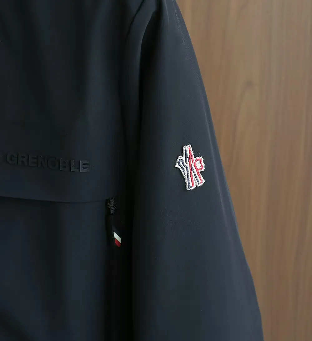 P1660 Old OEM channel, Moncler 25FW new thin and light men's hooded casual down jacket! Trading company orders Jeluz men's down inspired by classic, men's choice for outdoor activities! The product is made of GORE-Tex waterproof outdoor sports fabric and decorated with recyclable details, which demonstrates the brand's commitment to external environmental protection. The adjustable cuffs and two-way zipper ensure easy wearing and adjustment of the silhouette; the interior is made of European-standard environmentally friendly 90% white duck down + 10% feather high-content filling, which is warmer and lighter than traditional down jackets in the past. You will know its high-end atmosphere when you try it in person. The upper body is comfortable, warm and breathable without any bloated feeling! At the same time, it has a high sense of class and recognition. The seams of the body are all cut in position to ensure visual beauty, which is very time-consuming and material-consuming! The fashionable detachable vest can be worn alone. The detachable hooded stand-up collar design is easy to disassemble and assemble to create different fashionable looks. The concealed placket, two-way zipper opening and closing, elastic cuffs and drawstring hem cuff design can better withstand the cold wind and keep the upper body warm in autumn and winter. It is a tall and stylish item! Color: black, premium gray, off-white Size: M-3XL G9003 data reference: Size 1: shoulder width 51cm-bust 114cm-shirt length 70cm-sleeve length 61cm Size 2: shoulder width 52cm-chest 118cm-shirt length 71cm-sleeve length 62cm Size 3: shoulder width 53cm-chest 122cm-shirt length 72cm-sleeve length 63cm 4 Size: Shoulder width 54cm - Bust 126cm - Clothing length 73cm - Sleeve length 64cm Size 5: Shoulder width 55cm - Bust 130cm - Clothing length 75cm - Sleeve length 64cm