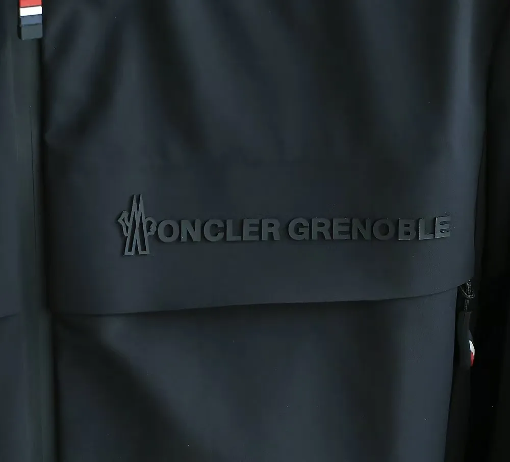 P1660 Old OEM channel, Moncler 25FW new thin and light men's hooded casual down jacket! Trading company orders Jeluz men's down inspired by classic, men's choice for outdoor activities! The product is made of GORE-Tex waterproof outdoor sports fabric and decorated with recyclable details, which demonstrates the brand's commitment to external environmental protection. The adjustable cuffs and two-way zipper ensure easy wearing and adjustment of the silhouette; the interior is made of European-standard environmentally friendly 90% white duck down + 10% feather high-content filling, which is warmer and lighter than traditional down jackets in the past. You will know its high-end atmosphere when you try it in person. The upper body is comfortable, warm and breathable without any bloated feeling! At the same time, it has a high sense of class and recognition. The seams of the body are all cut in position to ensure visual beauty, which is very time-consuming and material-consuming! The fashionable detachable vest can be worn alone. The detachable hooded stand-up collar design is easy to disassemble and assemble to create different fashionable looks. The concealed placket, two-way zipper opening and closing, elastic cuffs and drawstring hem cuff design can better withstand the cold wind and keep the upper body warm in autumn and winter. It is a tall and stylish item! Color: black, premium gray, off-white Size: M-3XL G9003 data reference: Size 1: shoulder width 51cm-bust 114cm-shirt length 70cm-sleeve length 61cm Size 2: shoulder width 52cm-chest 118cm-shirt length 71cm-sleeve length 62cm Size 3: shoulder width 53cm-chest 122cm-shirt length 72cm-sleeve length 63cm 4 Size: Shoulder width 54cm - Bust 126cm - Clothing length 73cm - Sleeve length 64cm Size 5: Shoulder width 55cm - Bust 130cm - Clothing length 75cm - Sleeve length 64cm